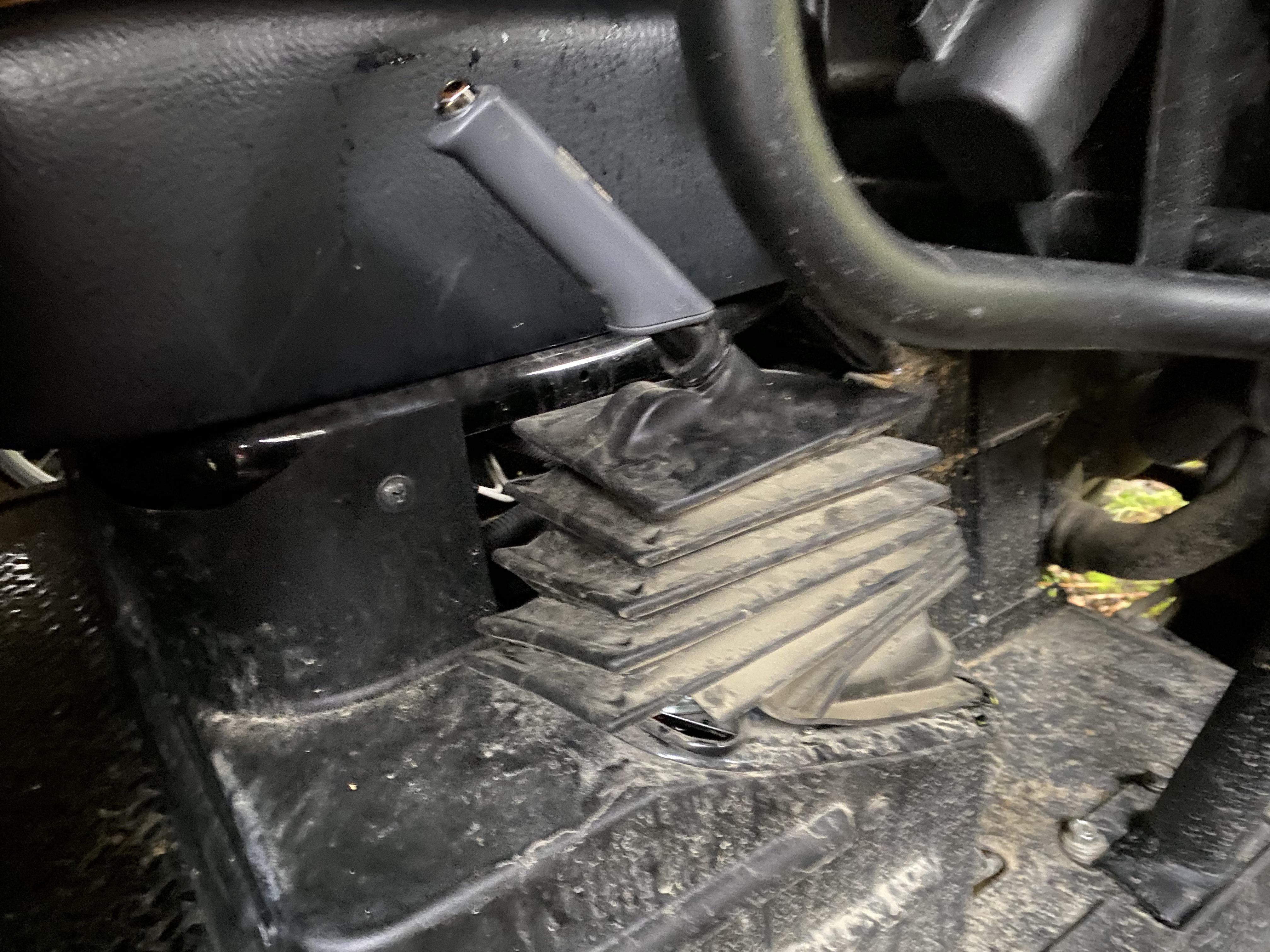 Kawasaki Mule 4010 (2021): parking brake sticks up a bit when released