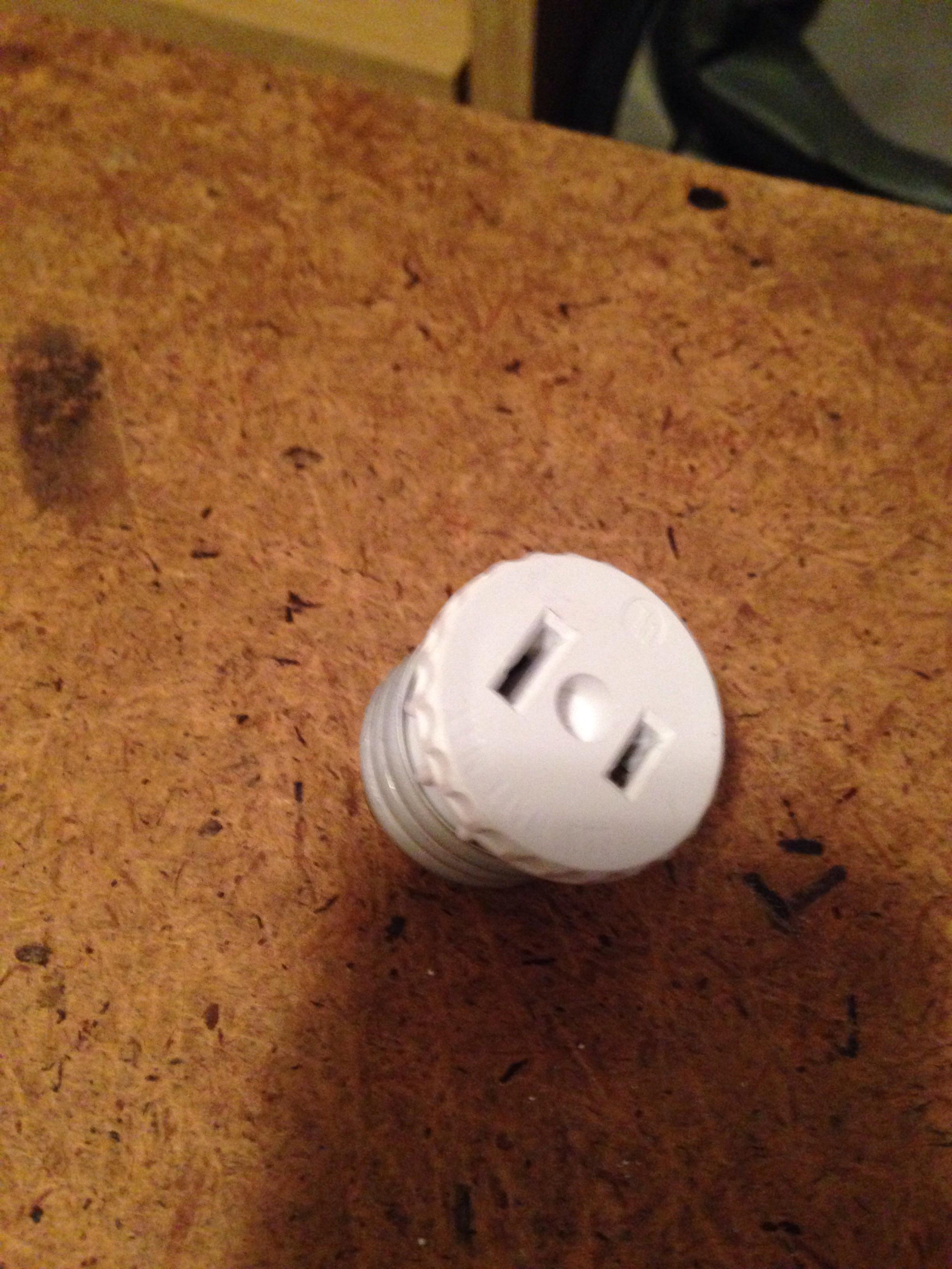 Its a outlet for a lightbulb socket i found : r/mildlyinteresting