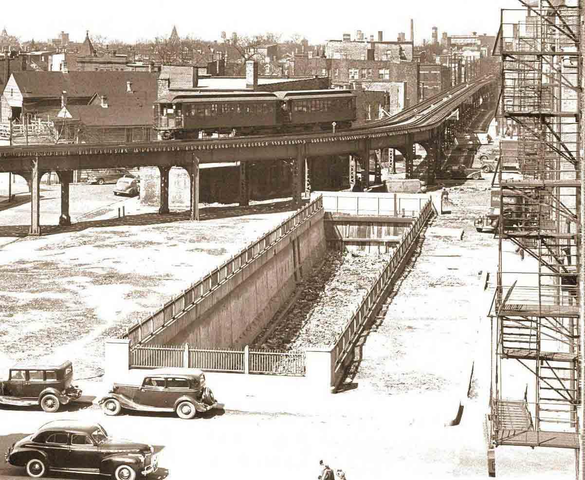 The 'Blue Line' turning south between Damen and Division before the