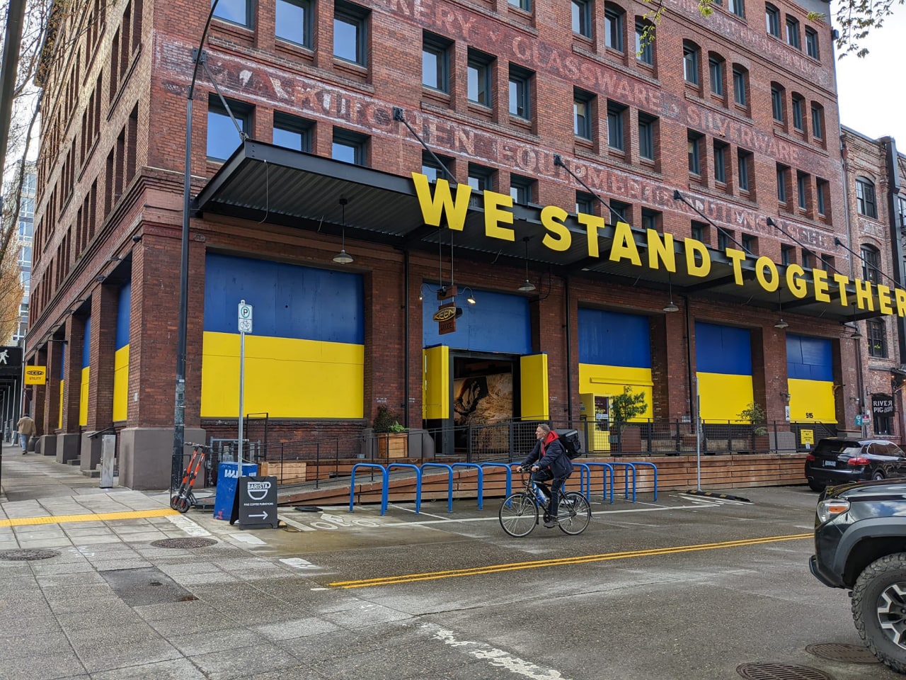 🇺🇦🇺🇦🇺🇦 The shop window of the Keen shoe store in Portland, Oregon looks