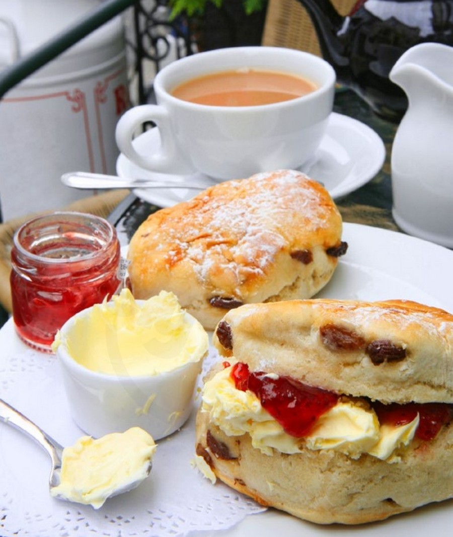 Traditional Devon cream tea with scones, strawberry jam and clotted cream. r/Pictures