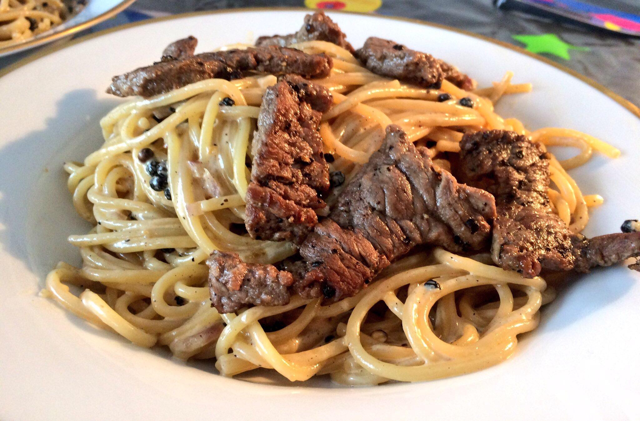 Spaghetti al pepe (with beef and pepper!) [3264 x 2448] r/FoodPorn