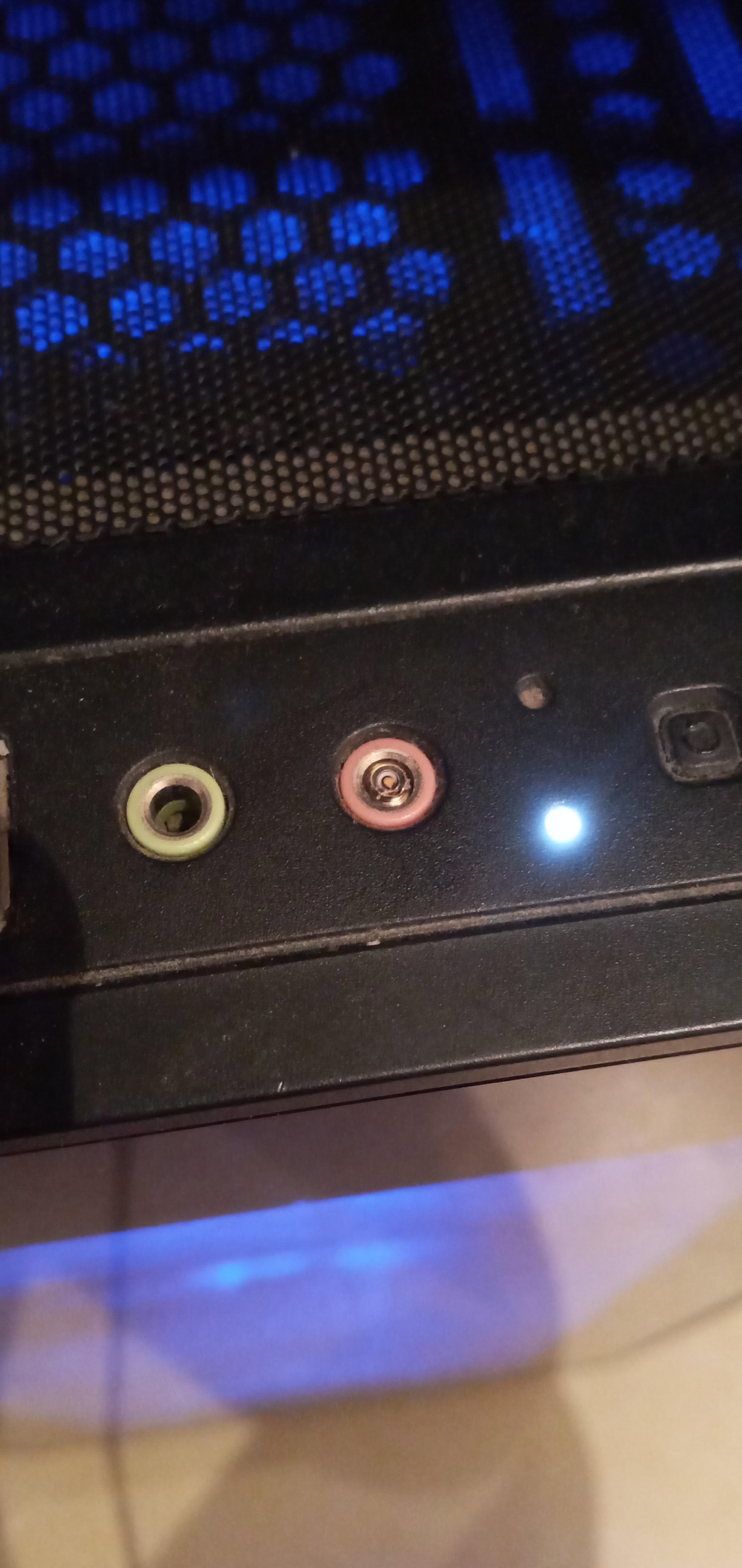 broken headphone jack stuck in port r/mildlyinfuriating