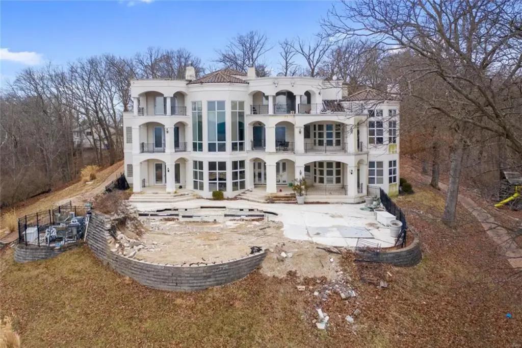 Nelly Abandoned Mansion in Missouri Has Sold. r/StLouis