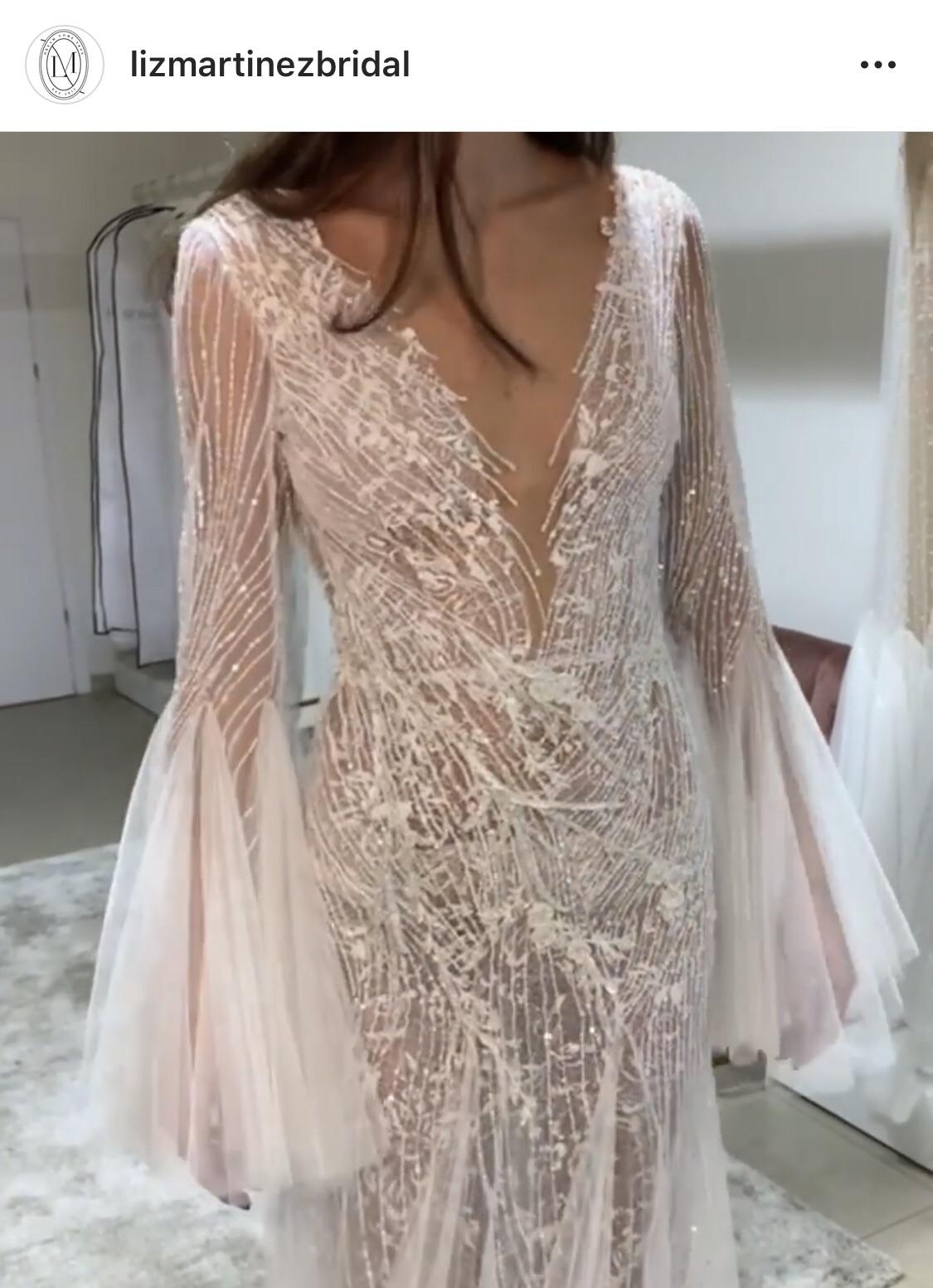 Could definitely see Feyre searing this dress! acotar