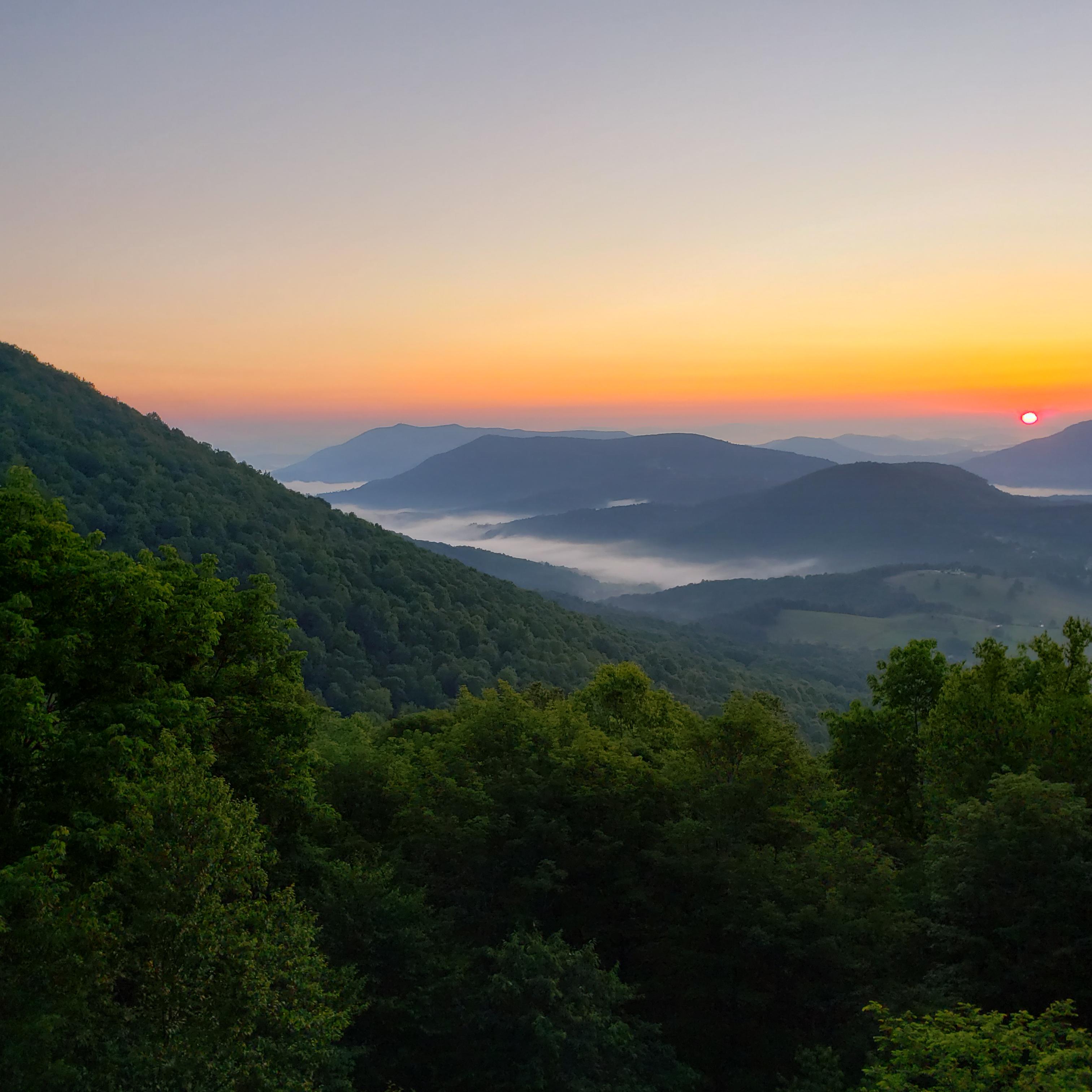 Sunrise over Mt. Jefferson, North Carolina (OC) (3024x3024) r/EarthPorn