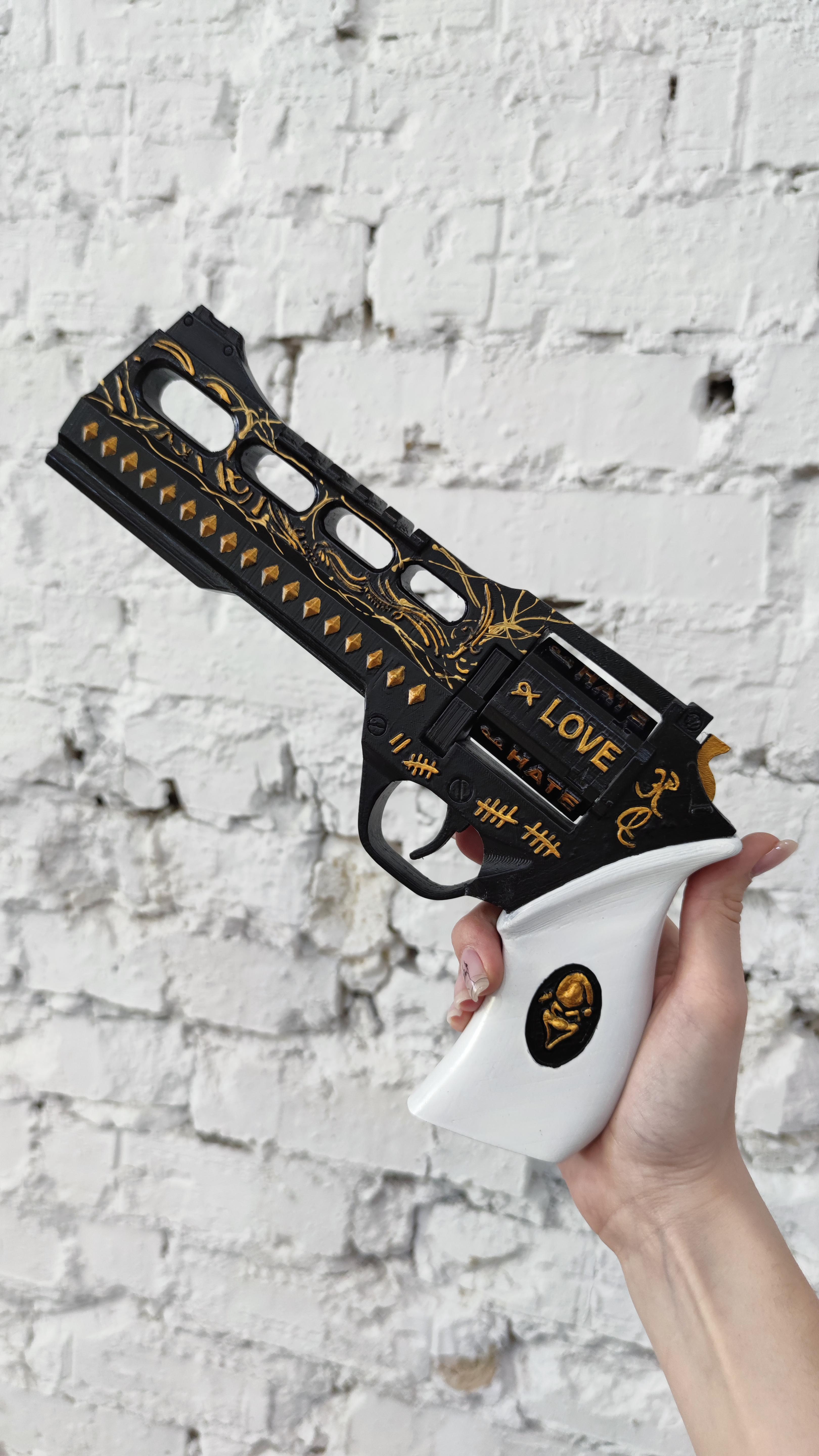 [props] Harley Quinn pistol. 3D printed, assembled and hand painted