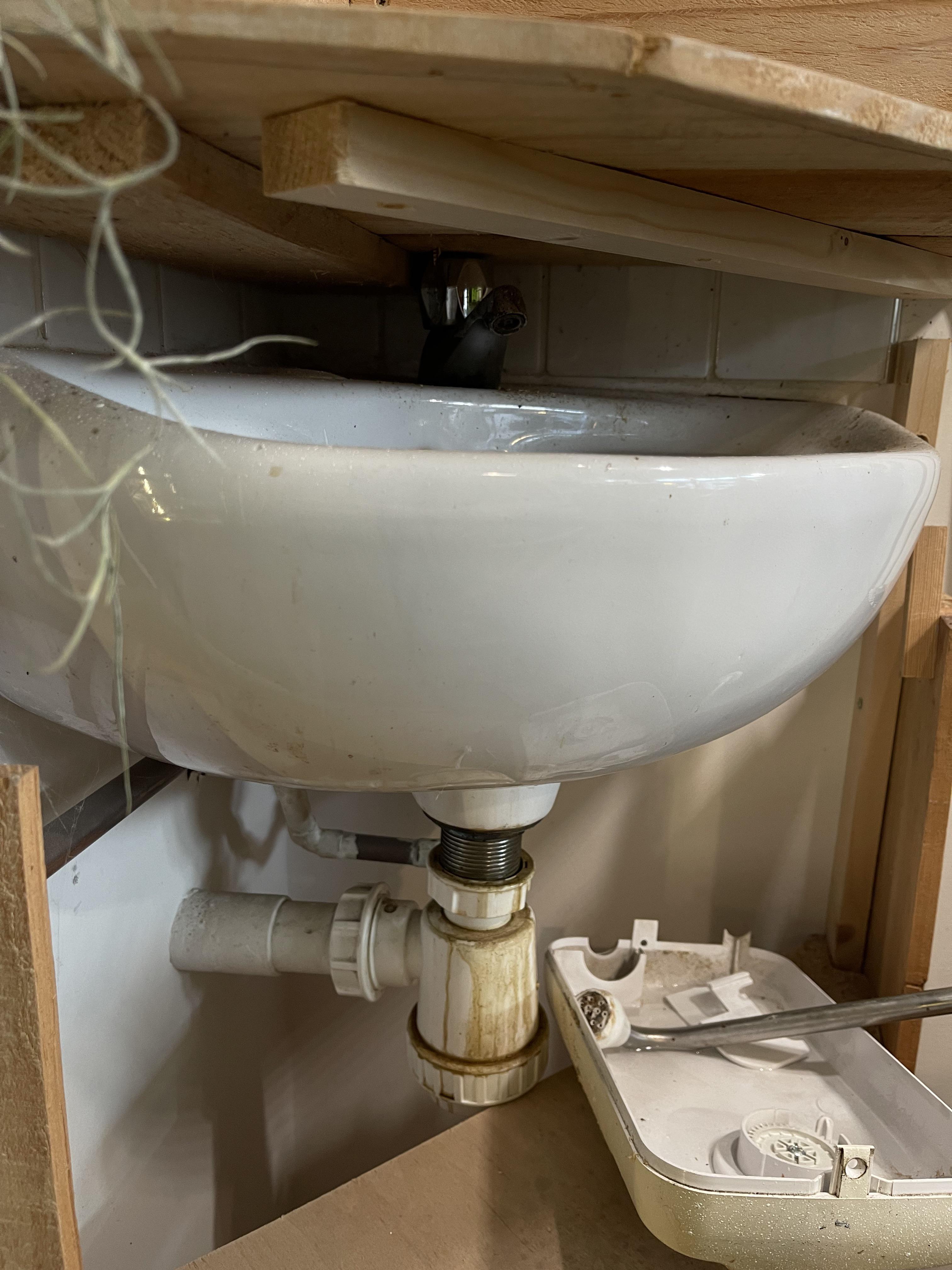 How to disconnect the drainage from this sink? (More info in comments