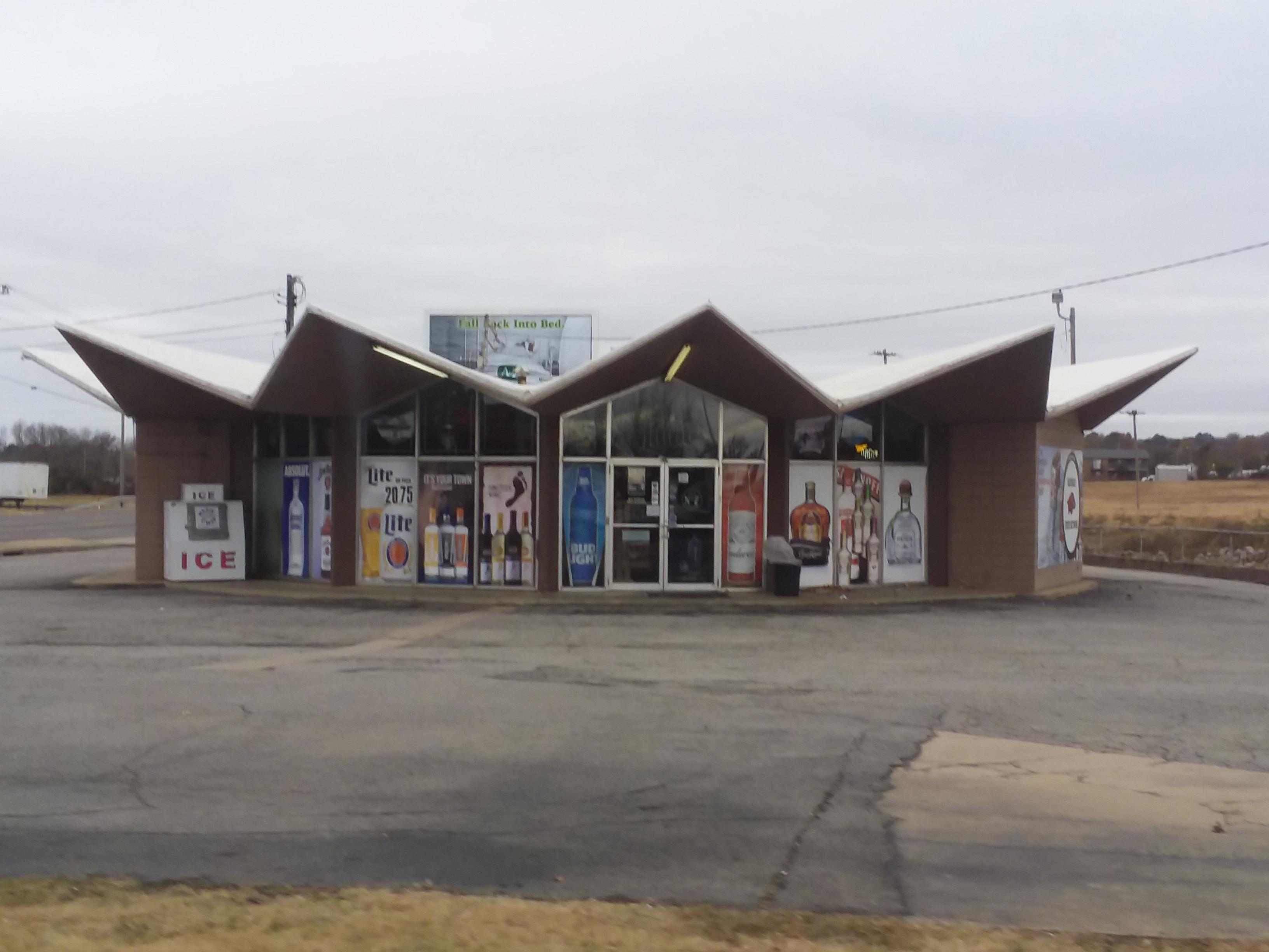 Liquor store in Ft. Smith, AR r/TonyHawkitecture