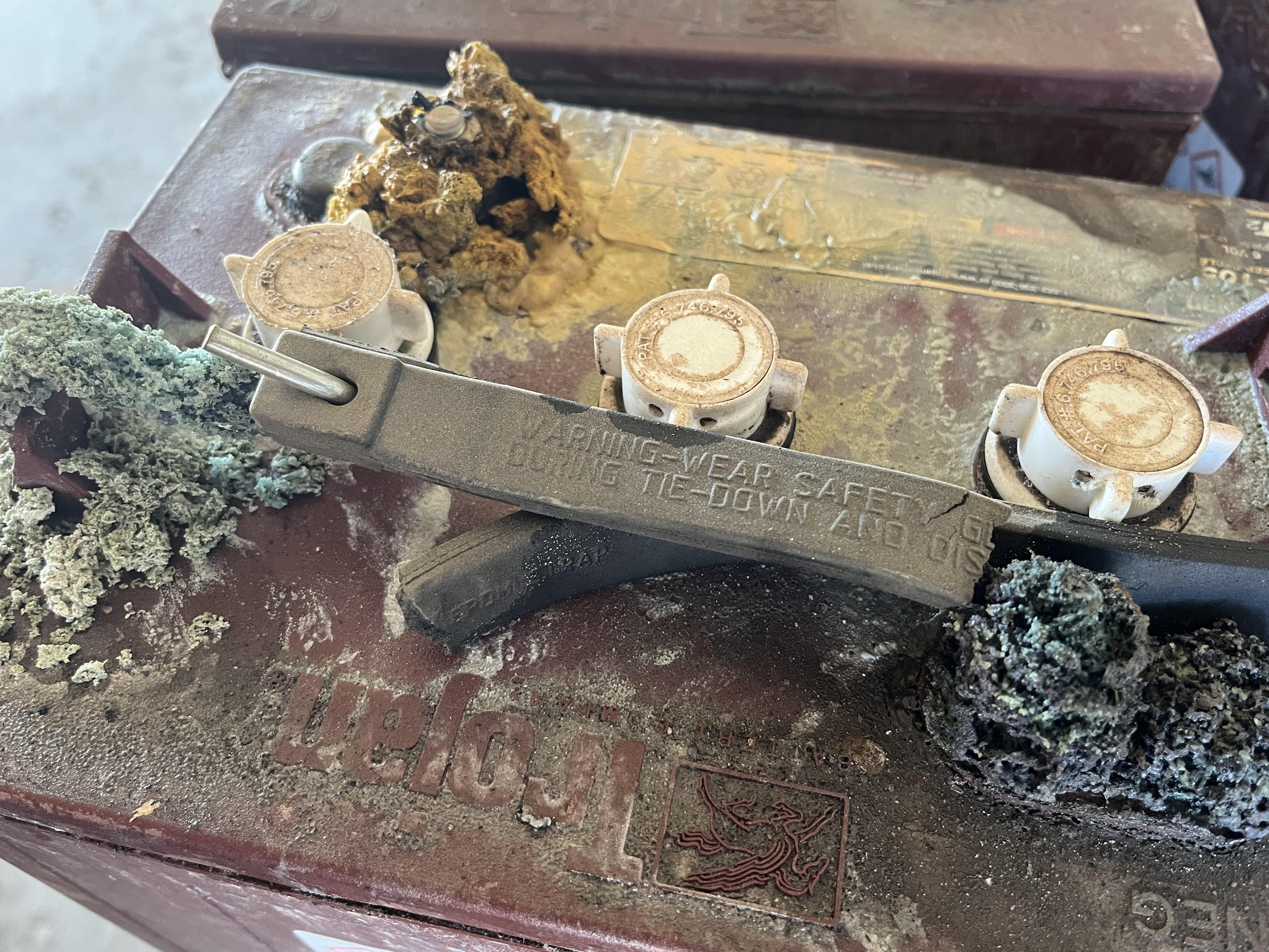 This battery corrosion is 3 different colours r/mildlyinteresting