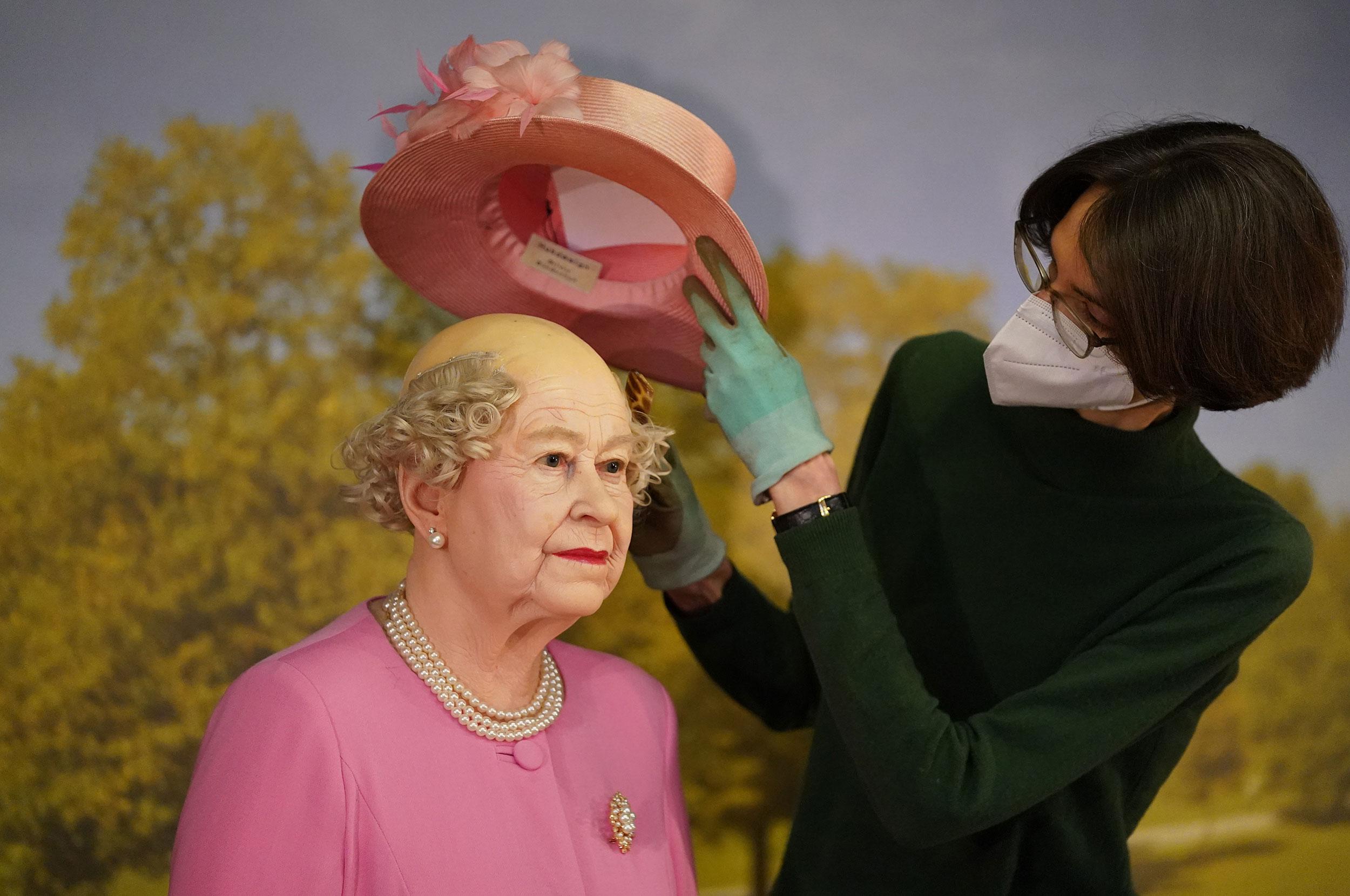 Queen Elizabeth wax figure r/AlternateAngles