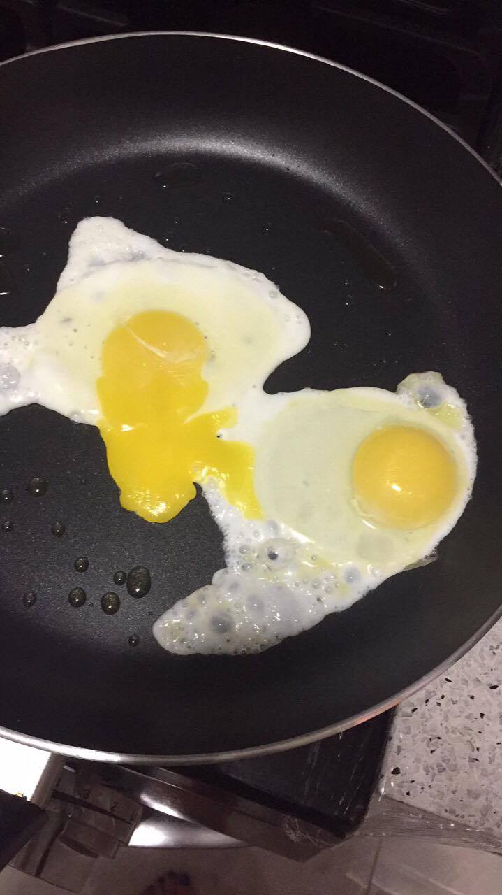 This egg looks like a fetus r/mildlyinteresting