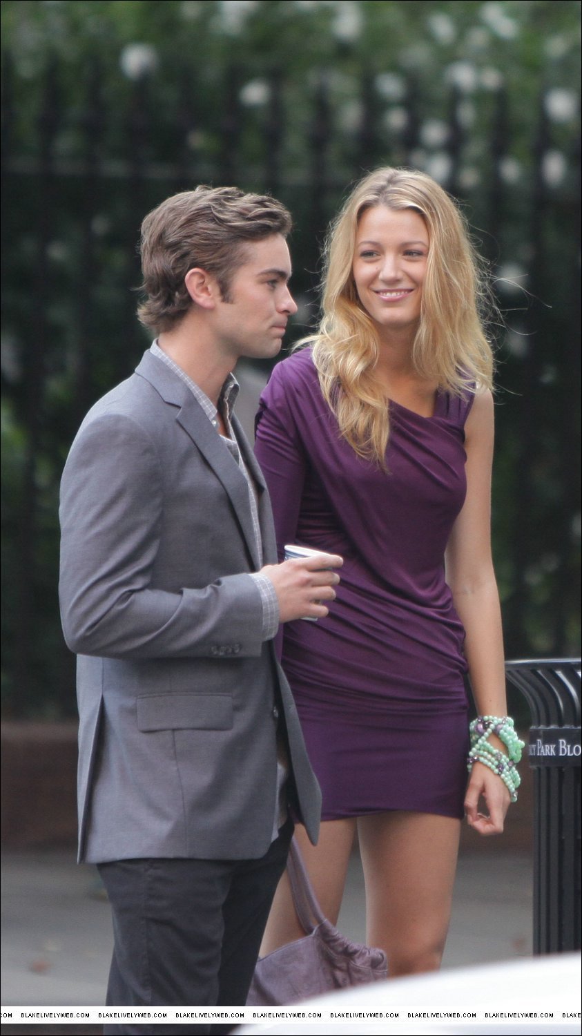 the way Serena looks at Nate r/GossipGirl