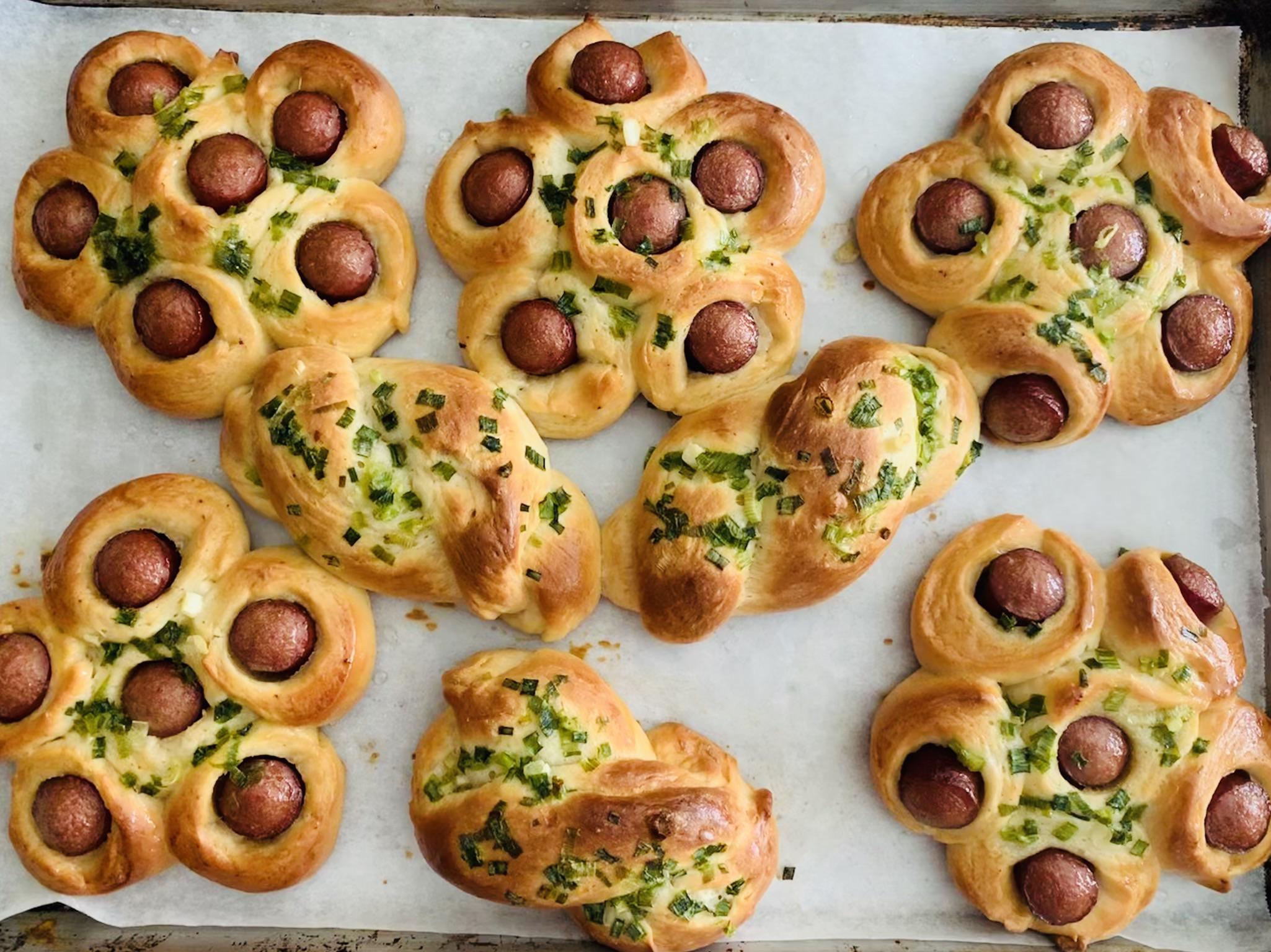 Hot Dog Flower Buns and Green Onion Buns r/Breadit