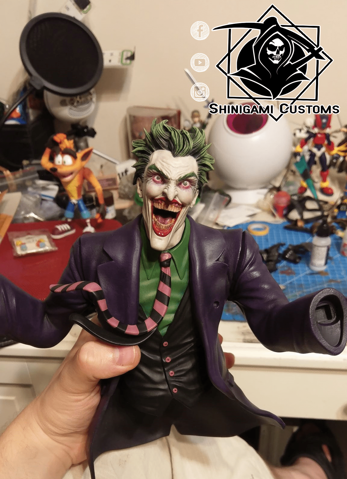 Me painting a custom Joker statue ShinigamiCustoms r/ActionFigures