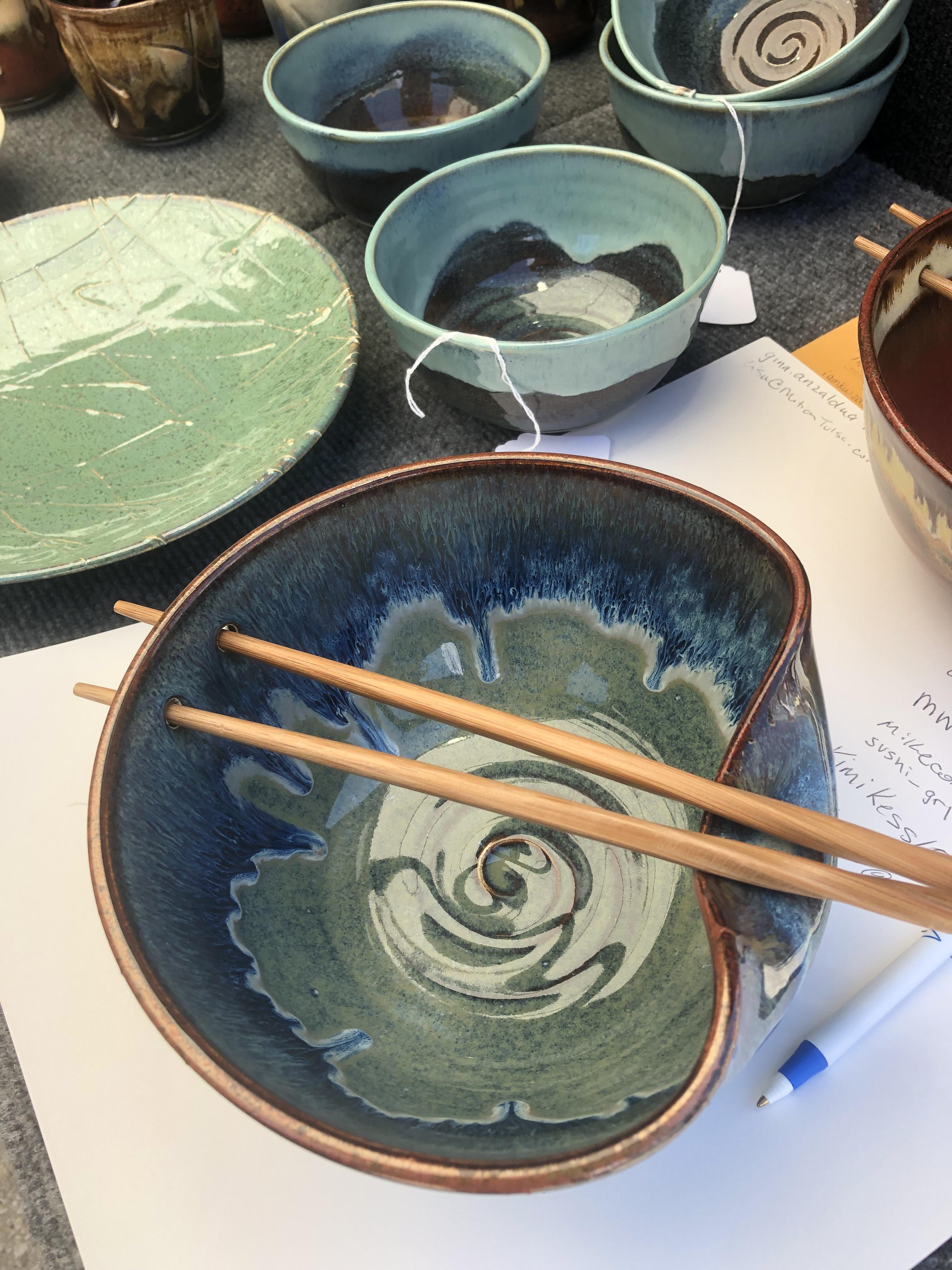 Help finding this artist? He had this at Tulsa Mayfest 2019 r/Pottery