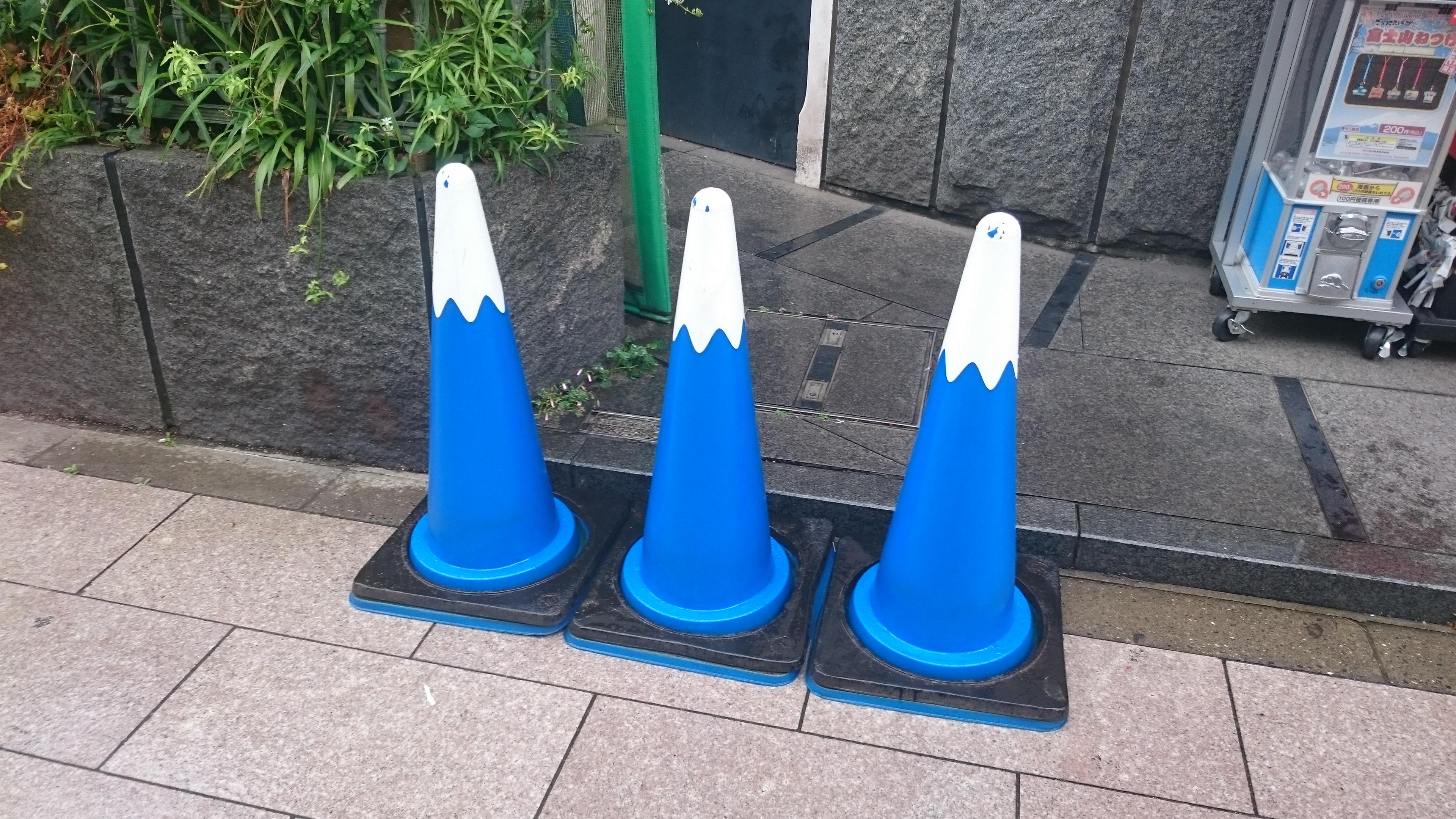 These Japanese traffic cones are painted to look like Mt. Fuji. r/mildlyinteresting