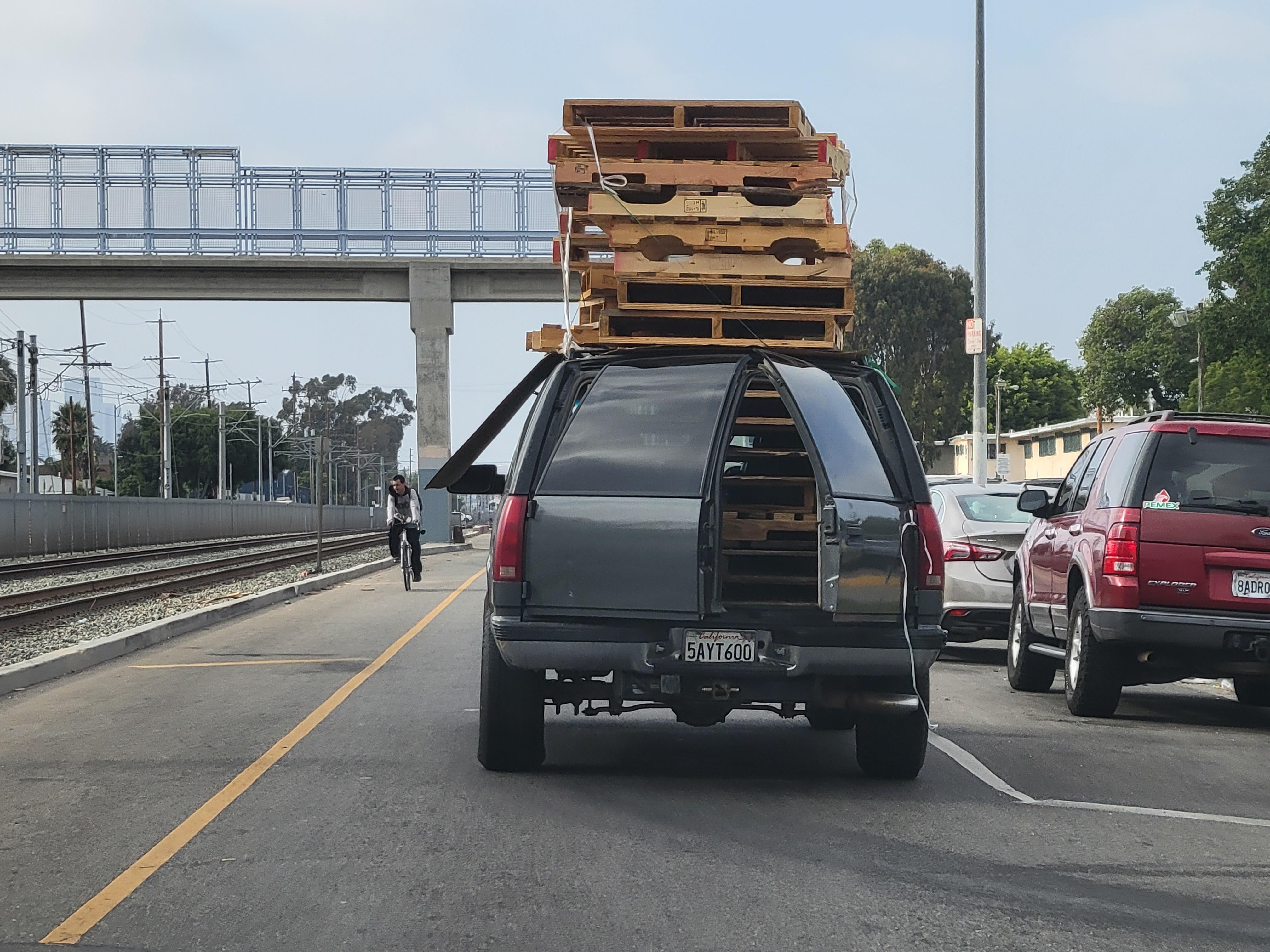 18 wheeler with just 4 wheels r/IdiotsInCars