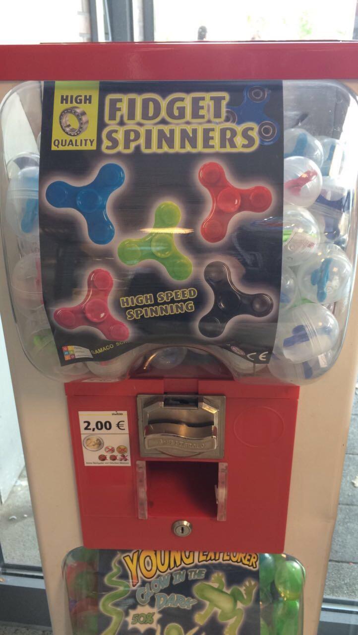 This Fidget Spinner vending machine in Germany r/mildlyinteresting
