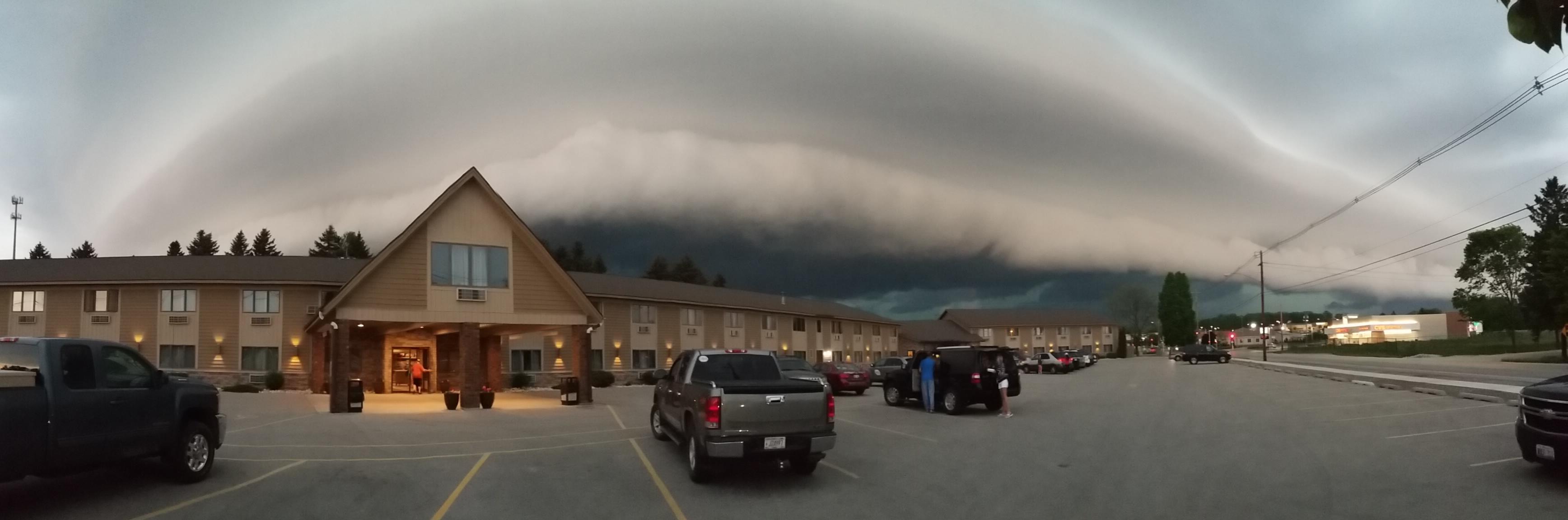 Storm rolling into Sturgeon Bay, WI earlier today r/pics