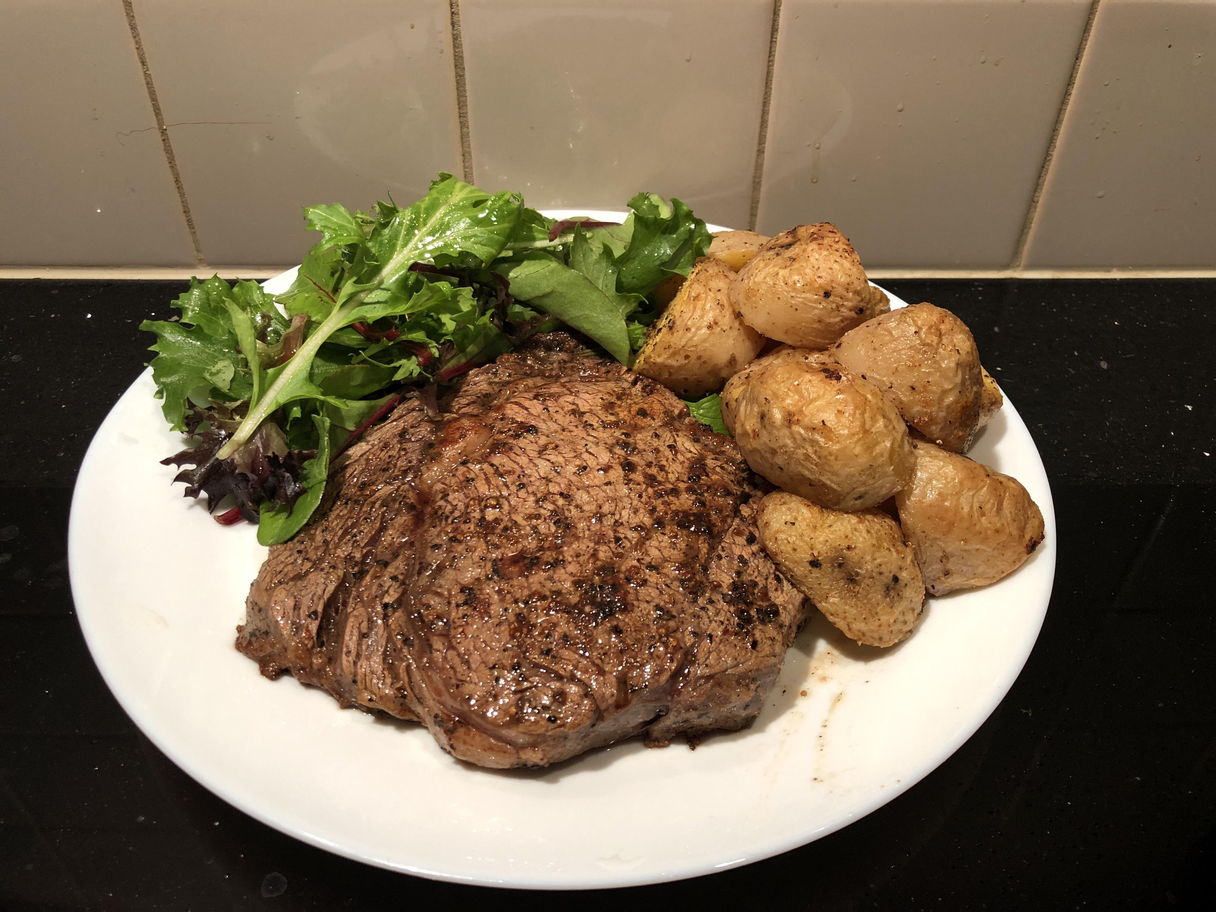 [Homemade] Steak and roast potatoes r/food