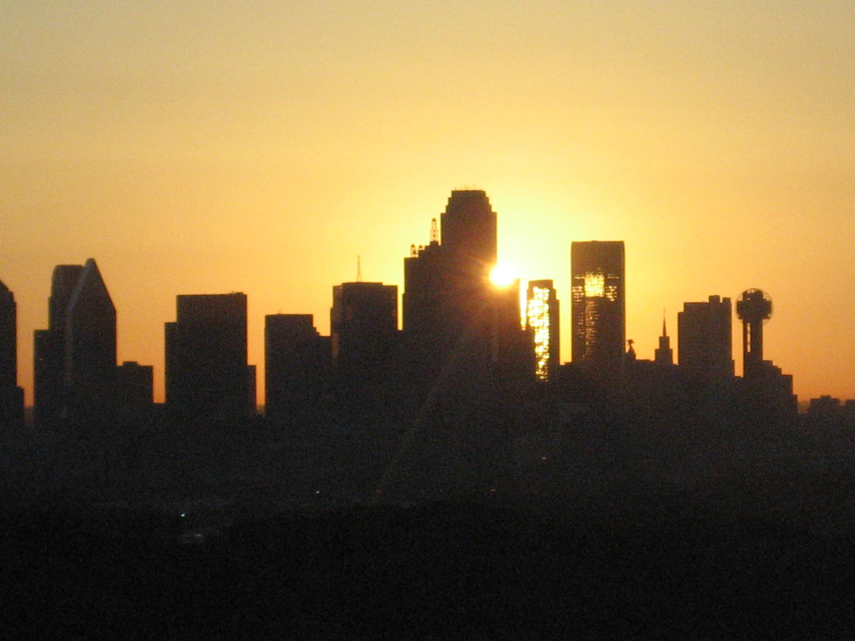 Dallas skyline at sunrise from Indigo Apts on Wedglea in Oak cliff r