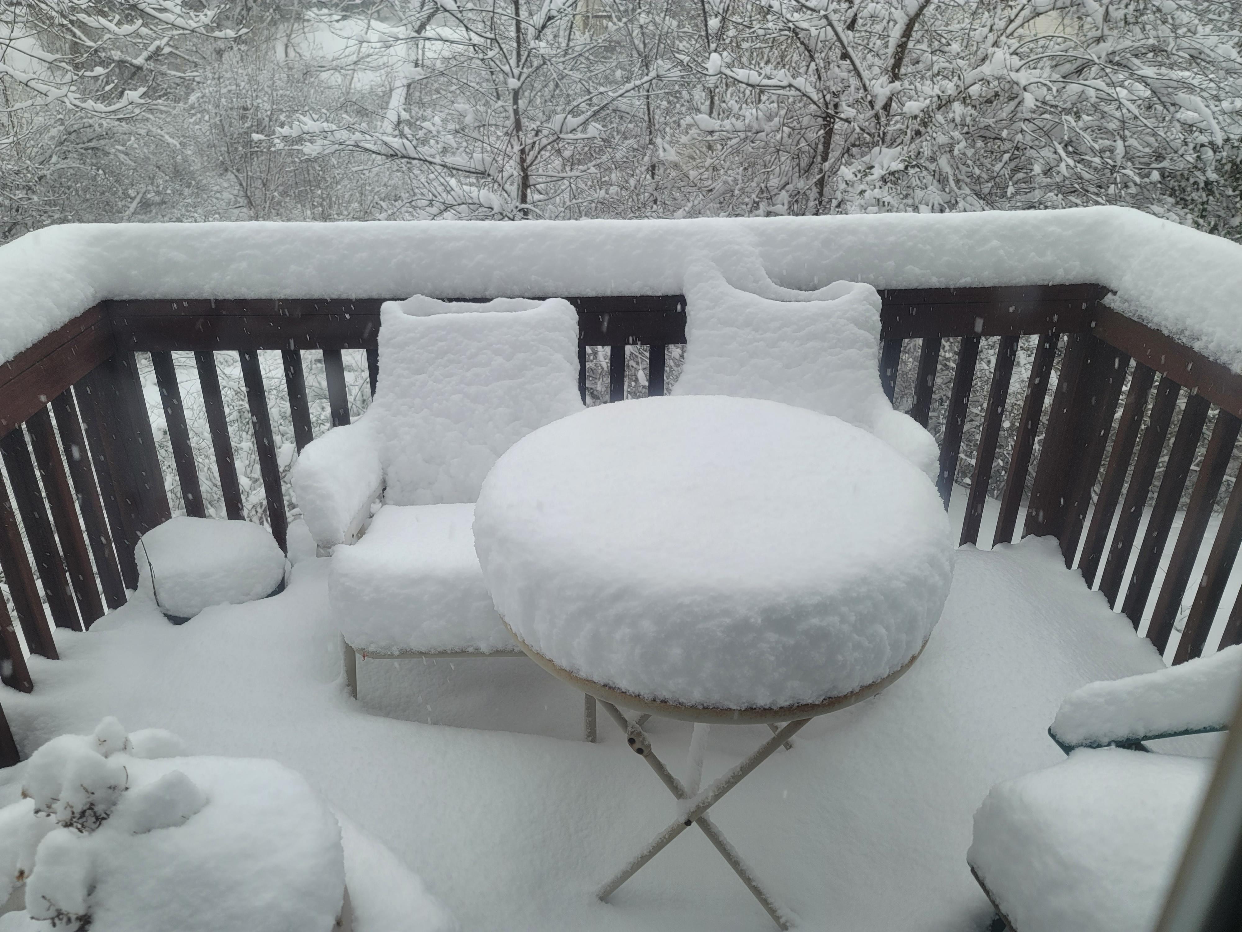 The way the snow formed on our patio r/mildlyinteresting