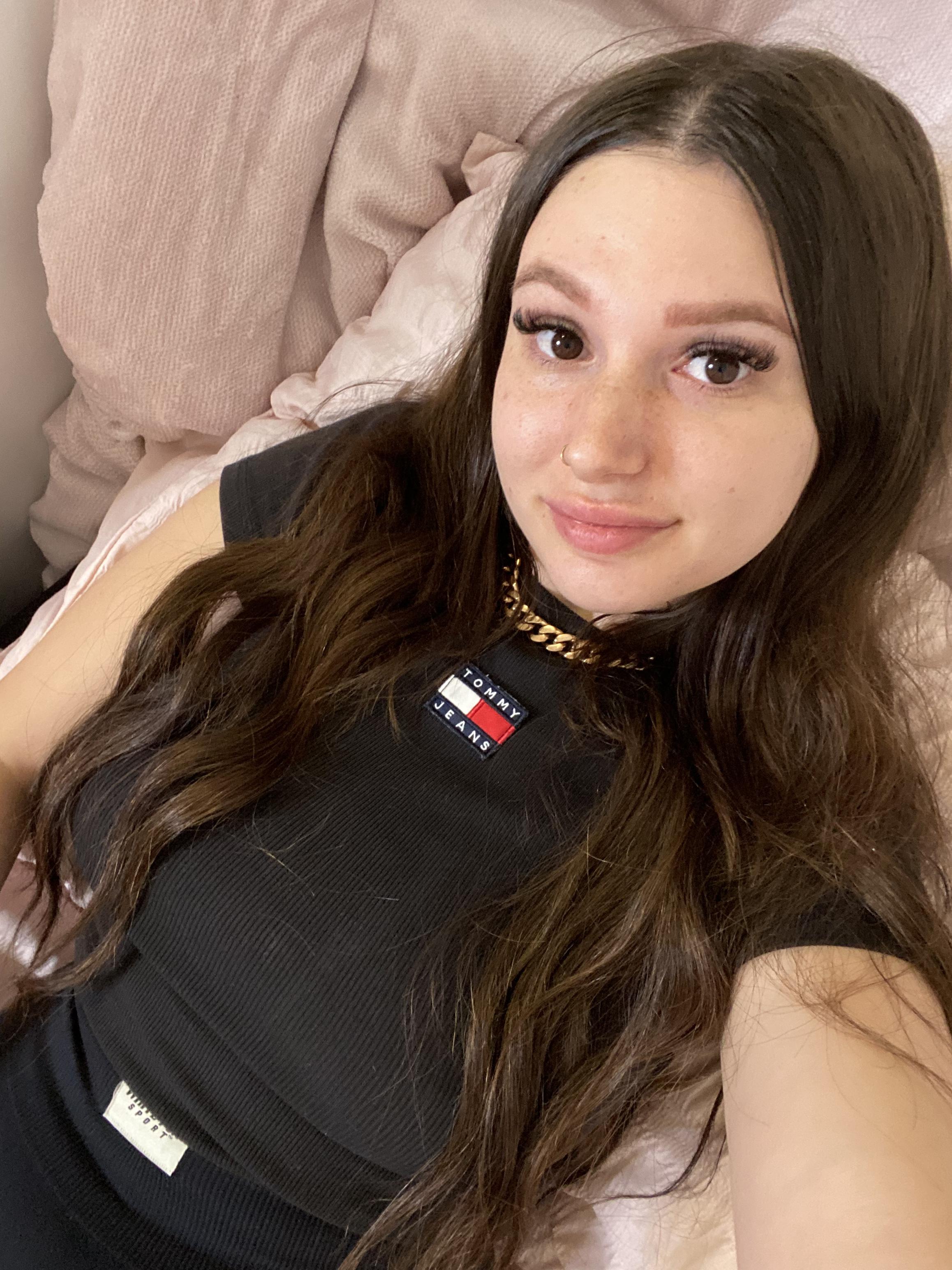 Lazy evening ahead 😪 : SFWNextDoorGirls