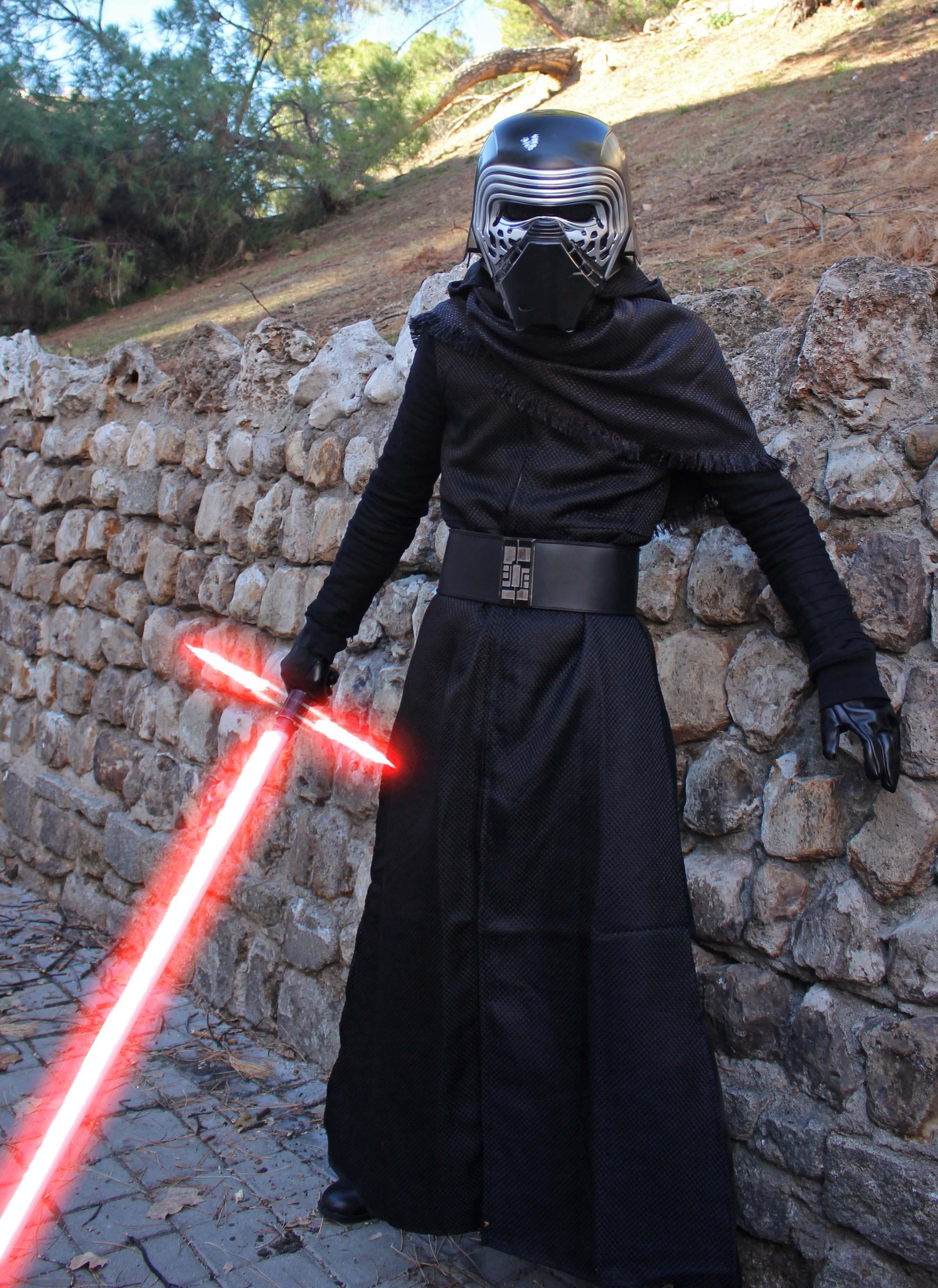 Kylo Ren Cosplay from Star Wars The Force Awakens r/StarWars