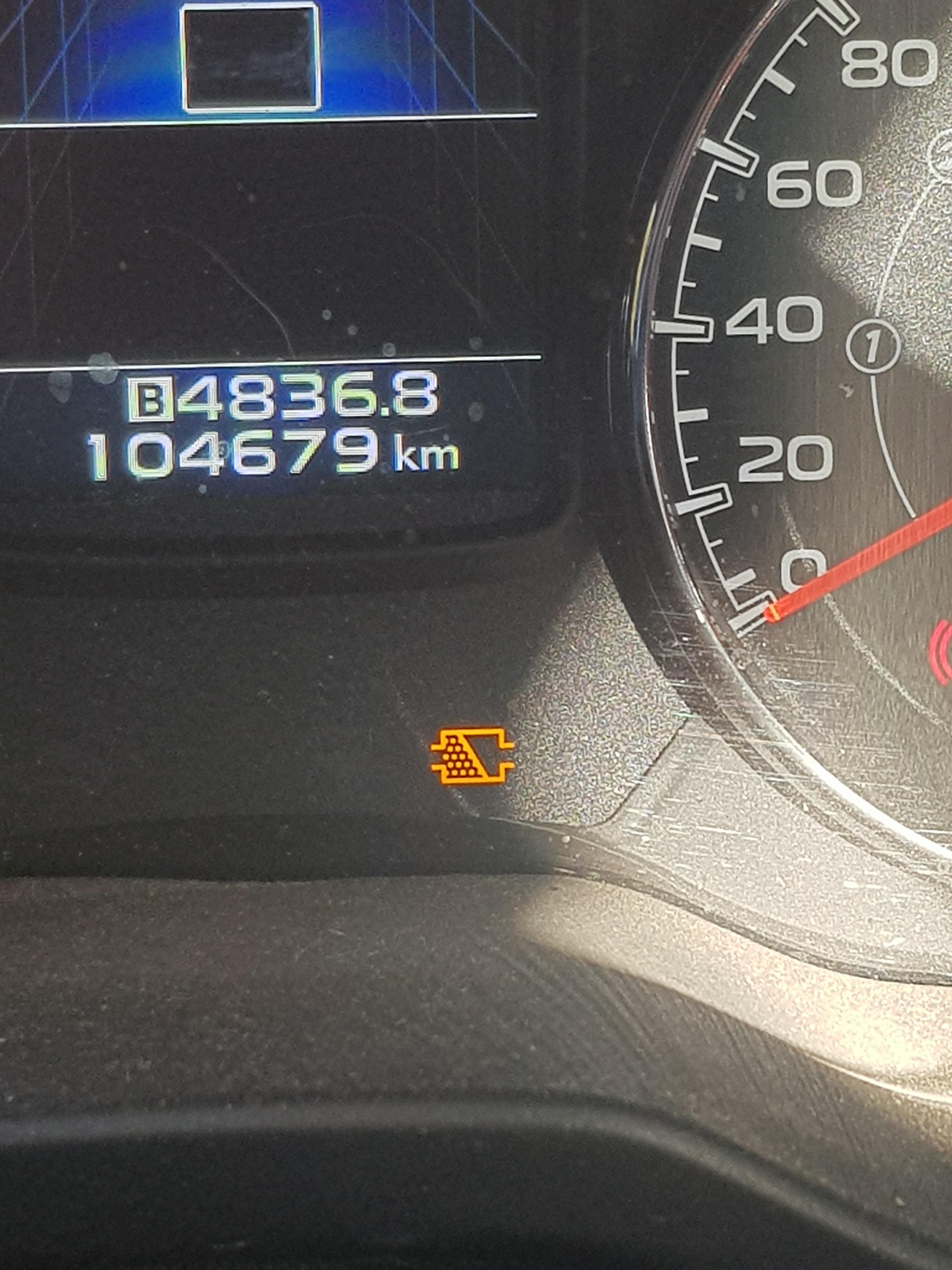 Hey guys, anyone know what this flashing light means on my parents 2015