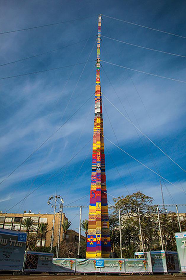 World's tallest Lego tower built in Budapest. r/legogaming