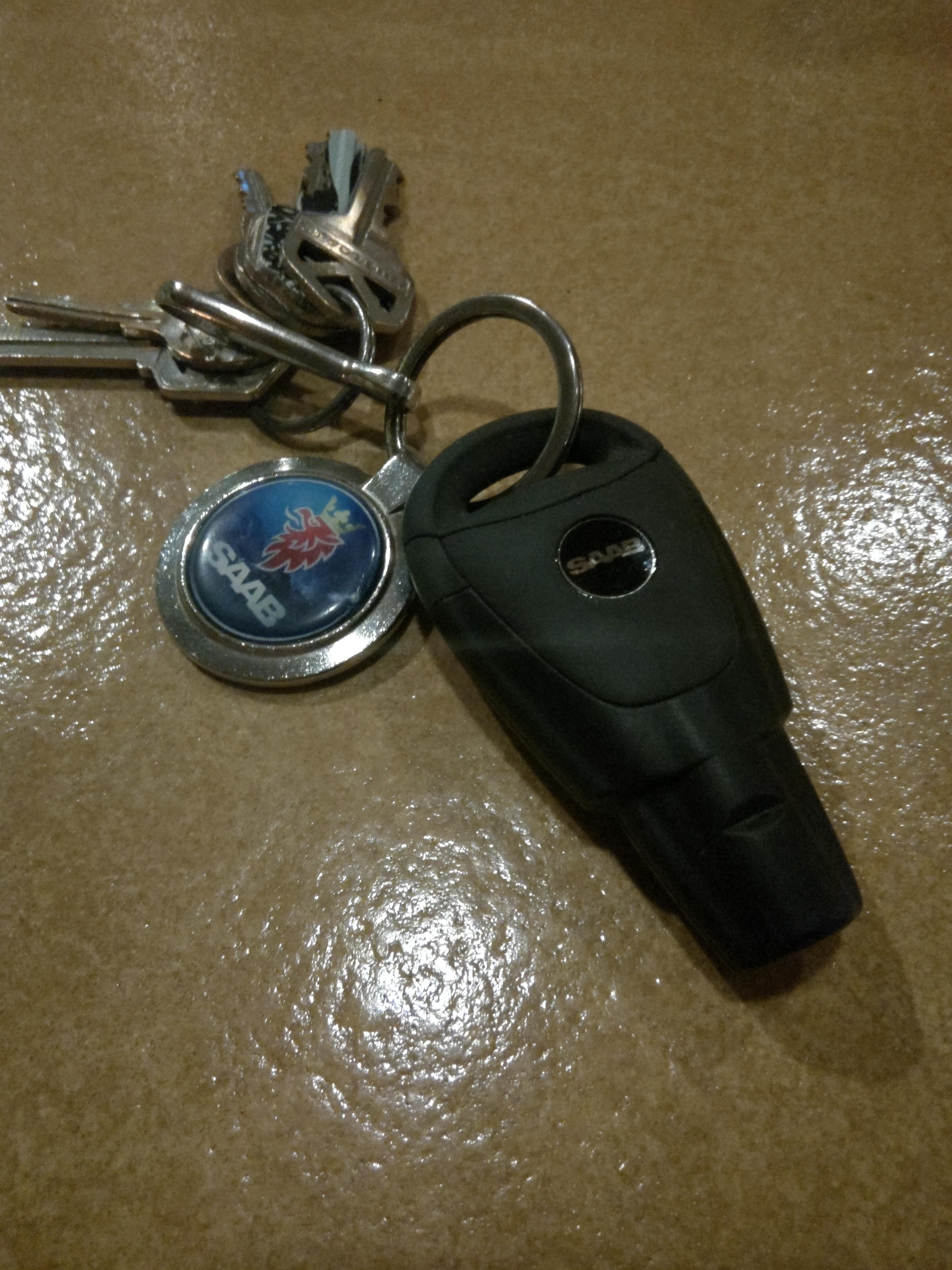 I wish these key fobs were still a thing. Would love a second one. r/saab