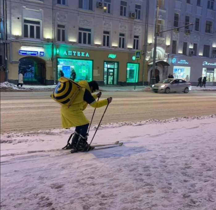 Food delivery in Russia r/ANormalDayInRussia