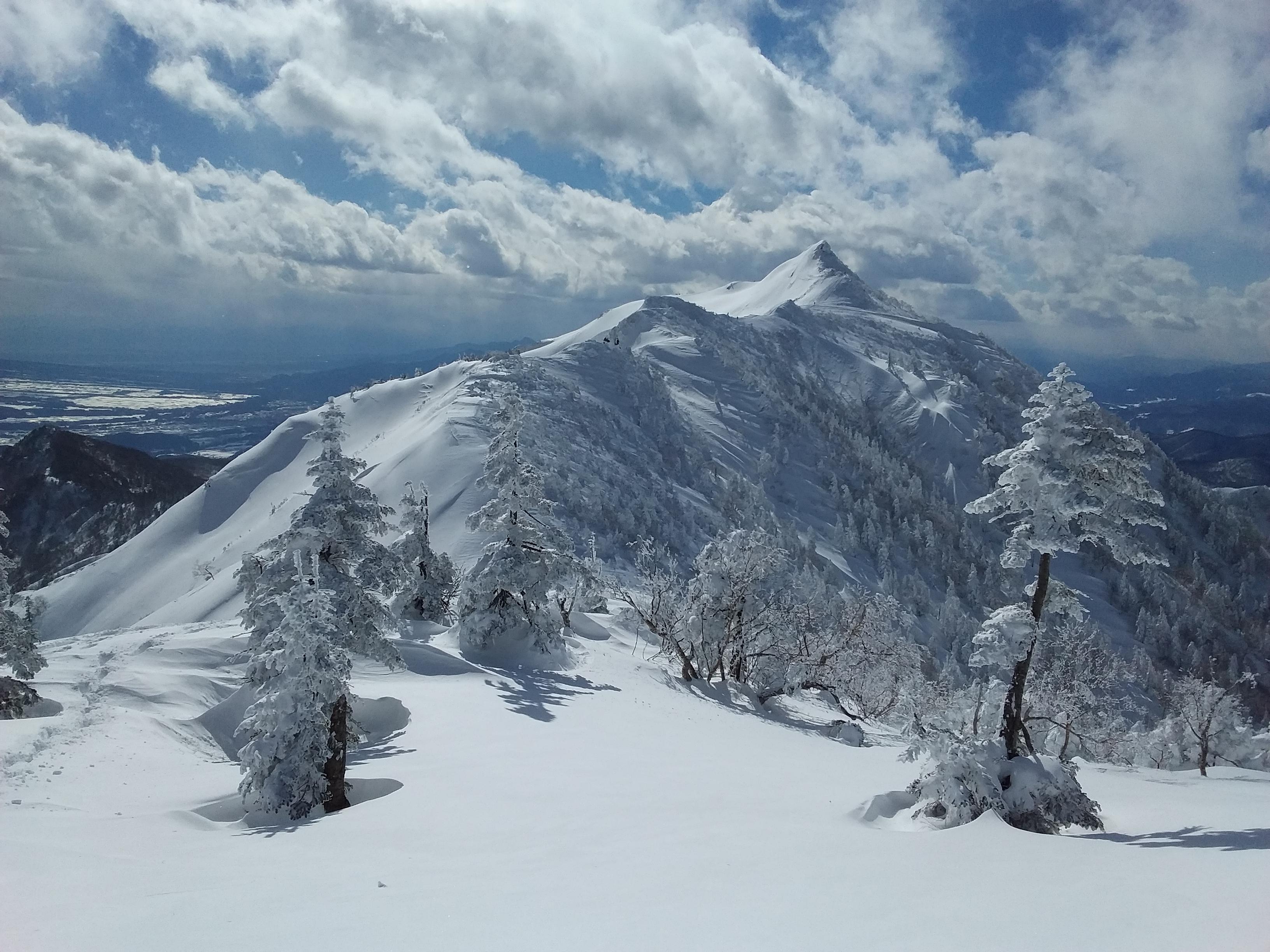 I've been hiking Japan's "100 famous mountains". This was 52 for me. Just below the summit of