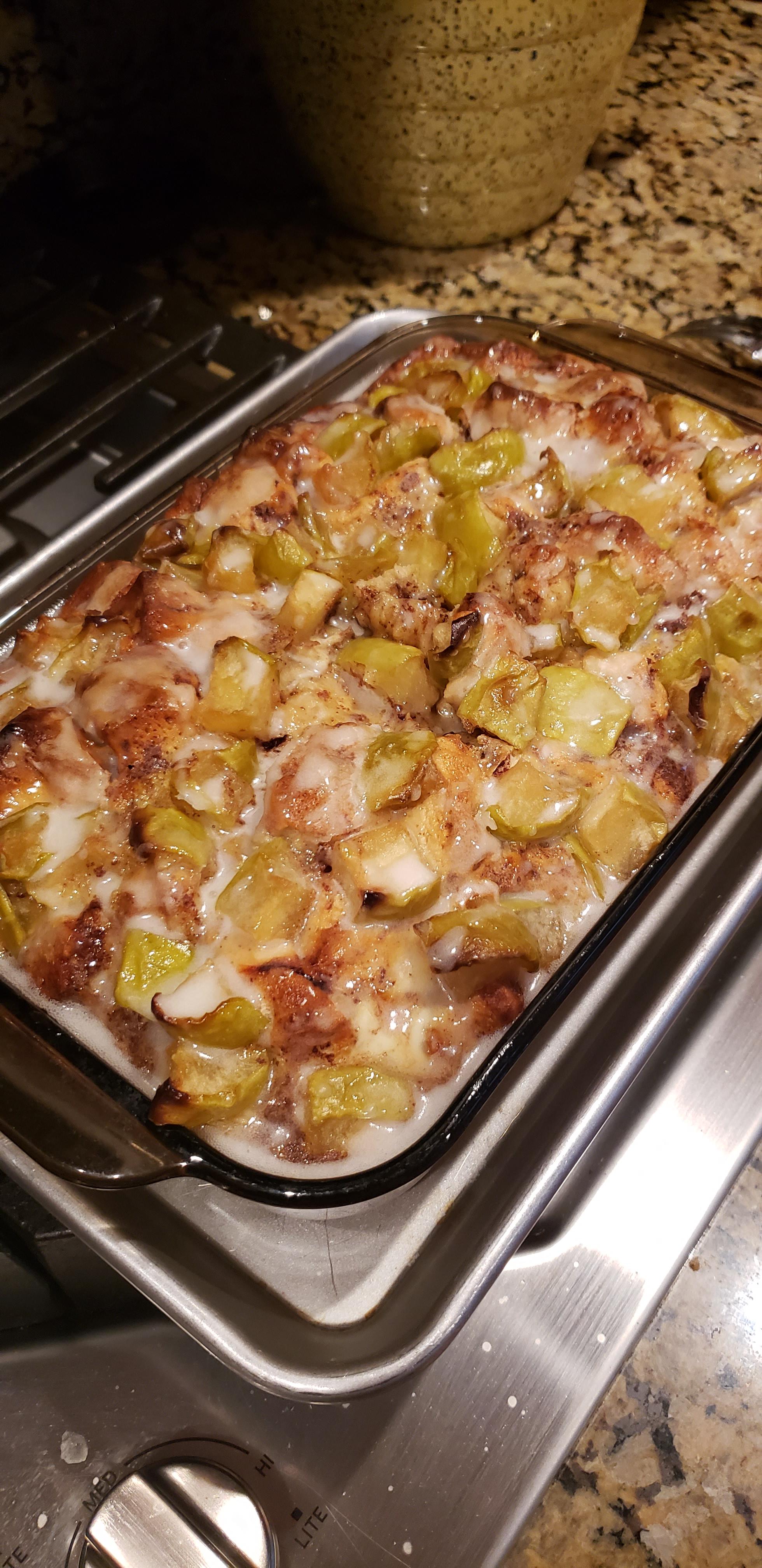 Cinnamon roll and apple pie bake (Tasty recipe) this smells delicious and is so easy! r/Baking