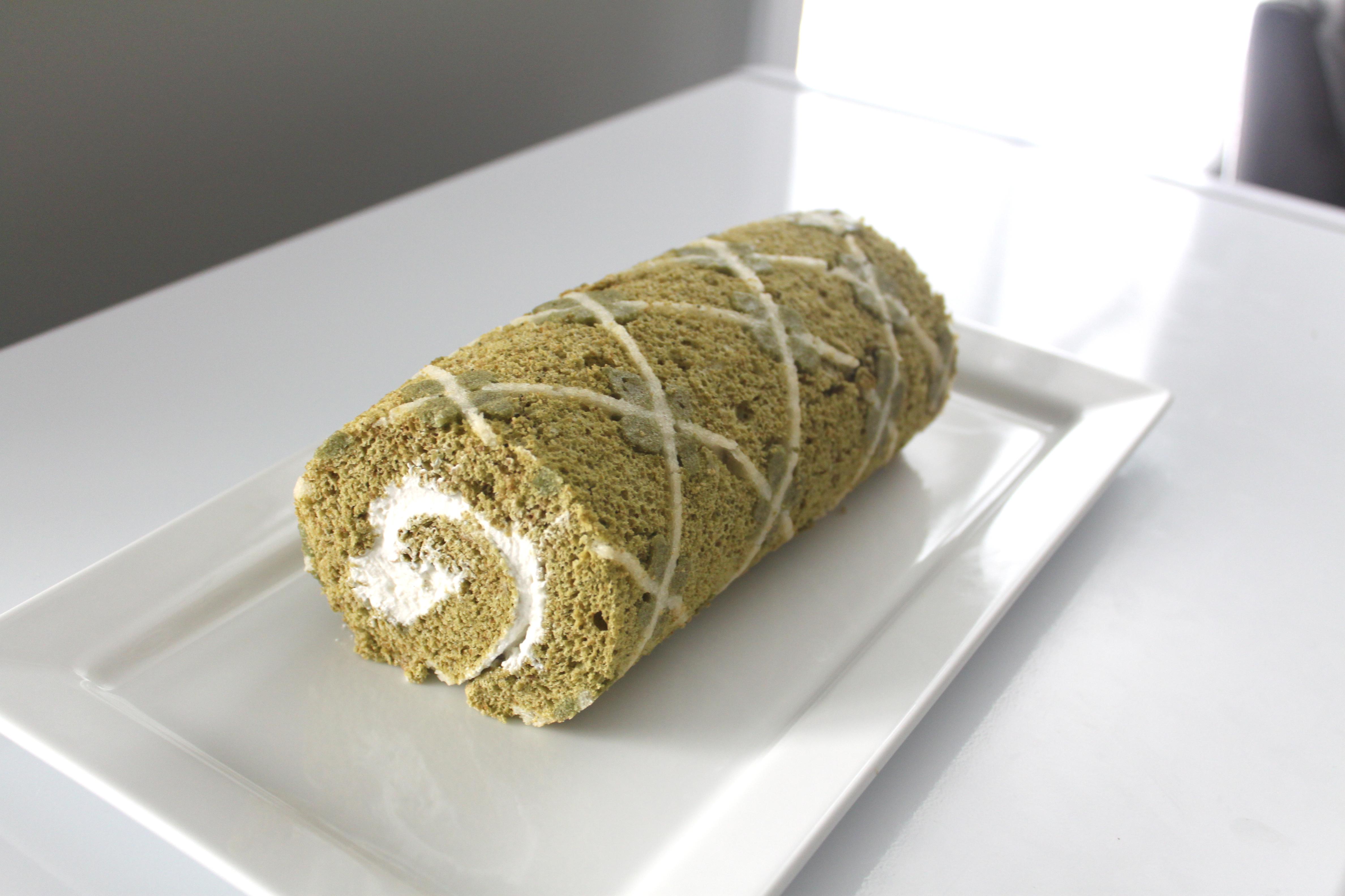 I made a matcha swiss roll cake! r/Baking