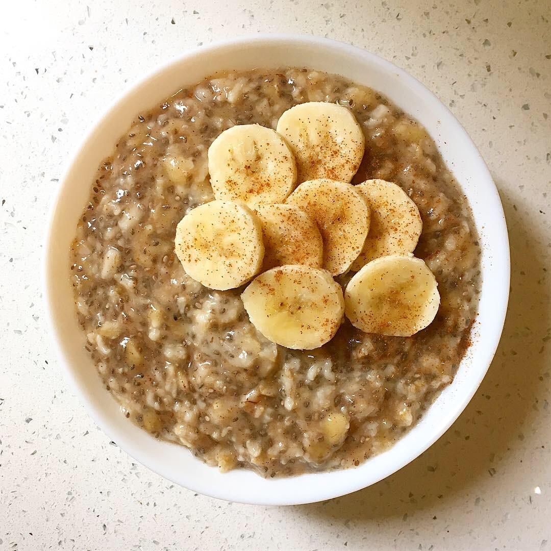 Banana chia oatmeal filling portion for under 350 calories! r