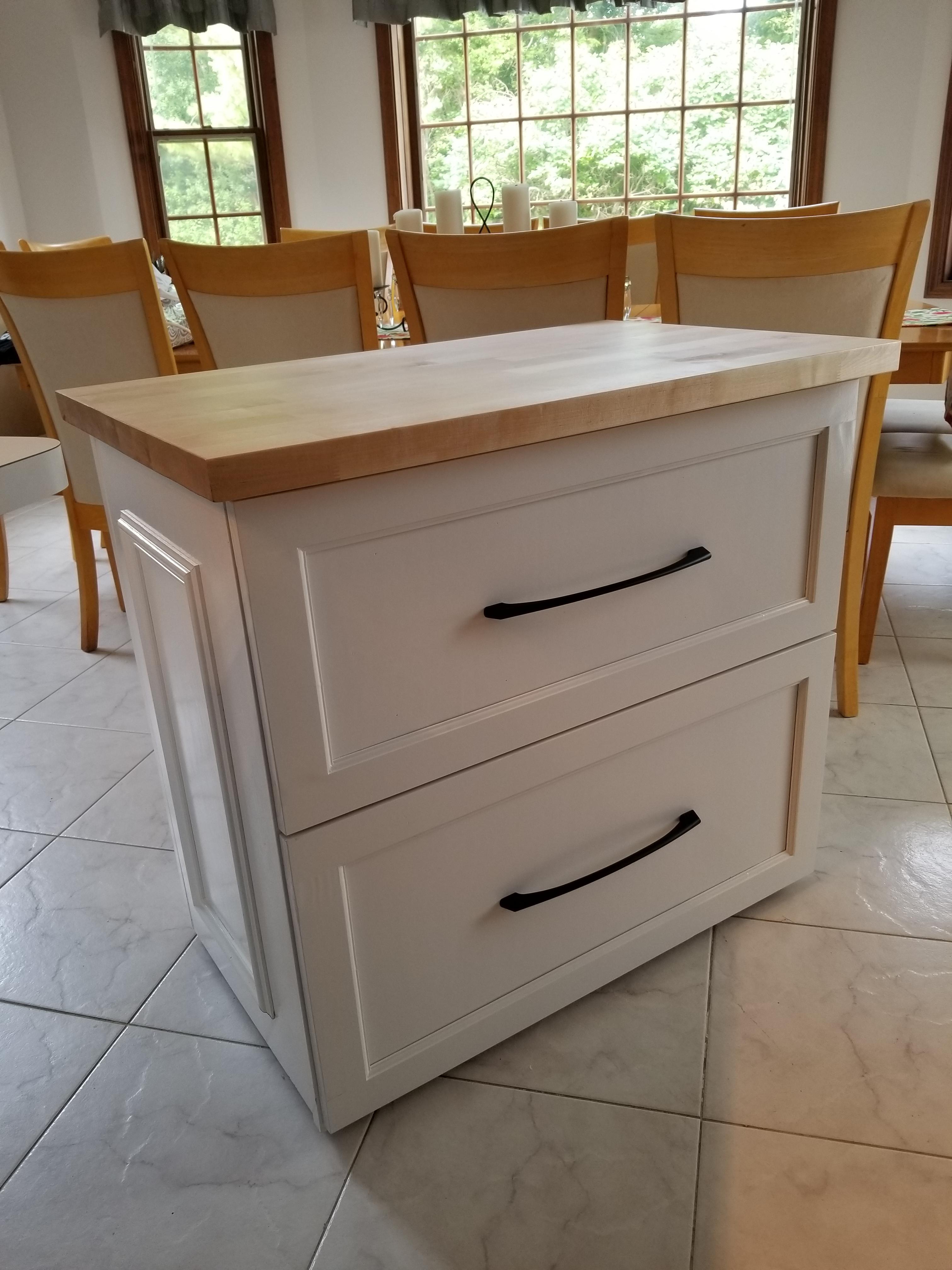 Island on wheels, with two megadrawers for pots and pans. Butcher