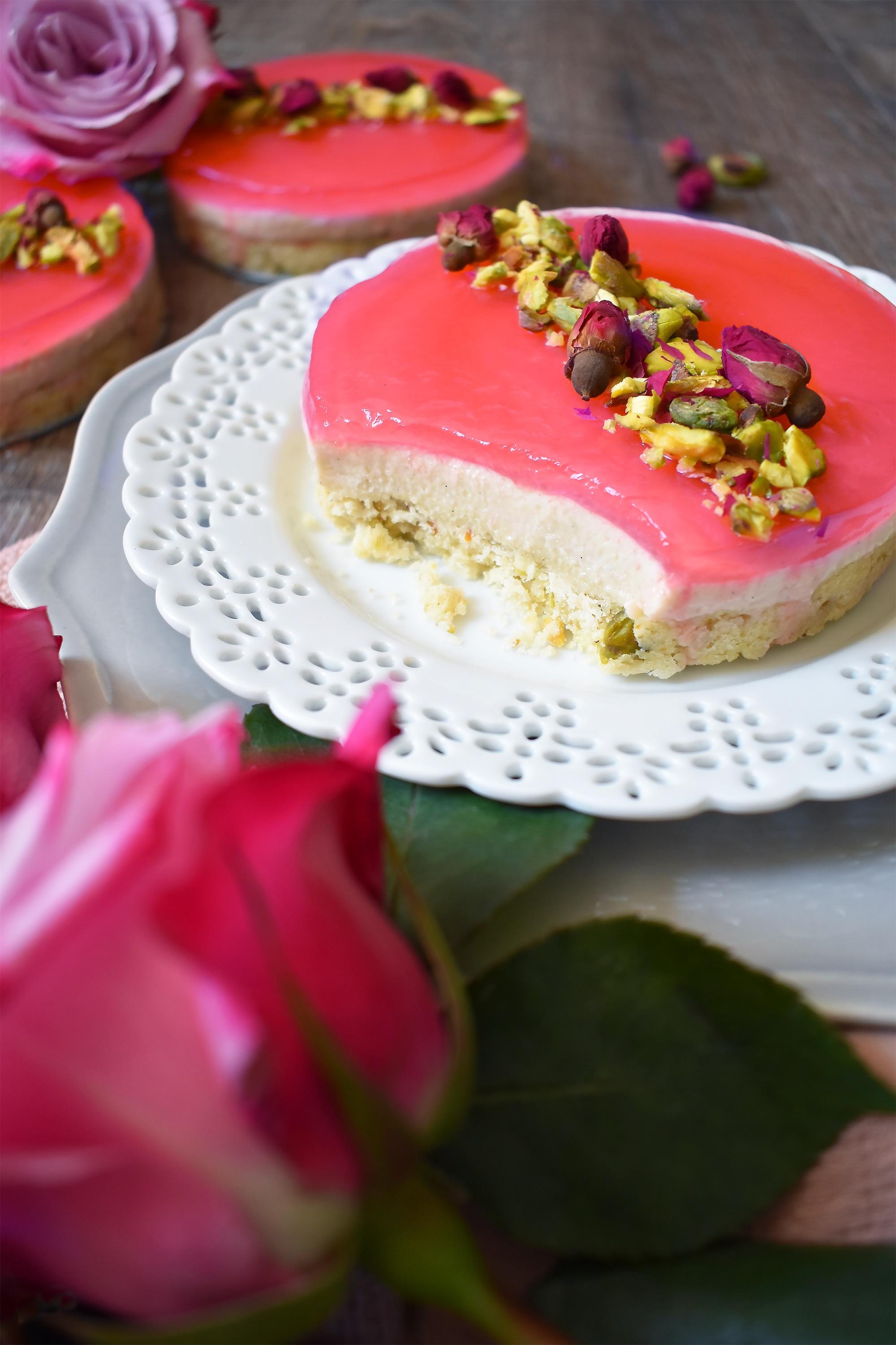 [Homemade] Rose Pistachio Turkish Delight Cheesecake r/food