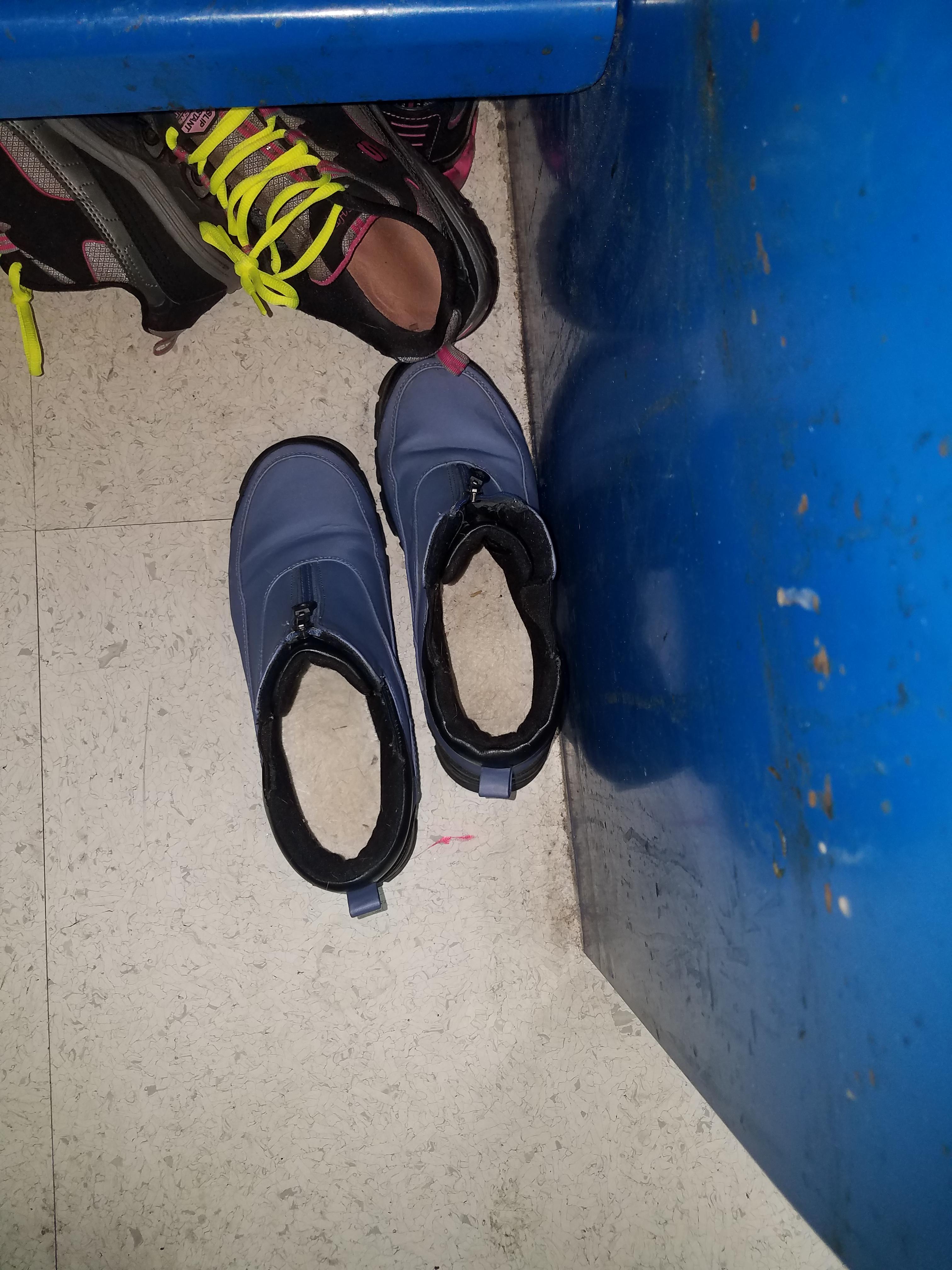 The color of the insoles make these shoes look bottomless. r