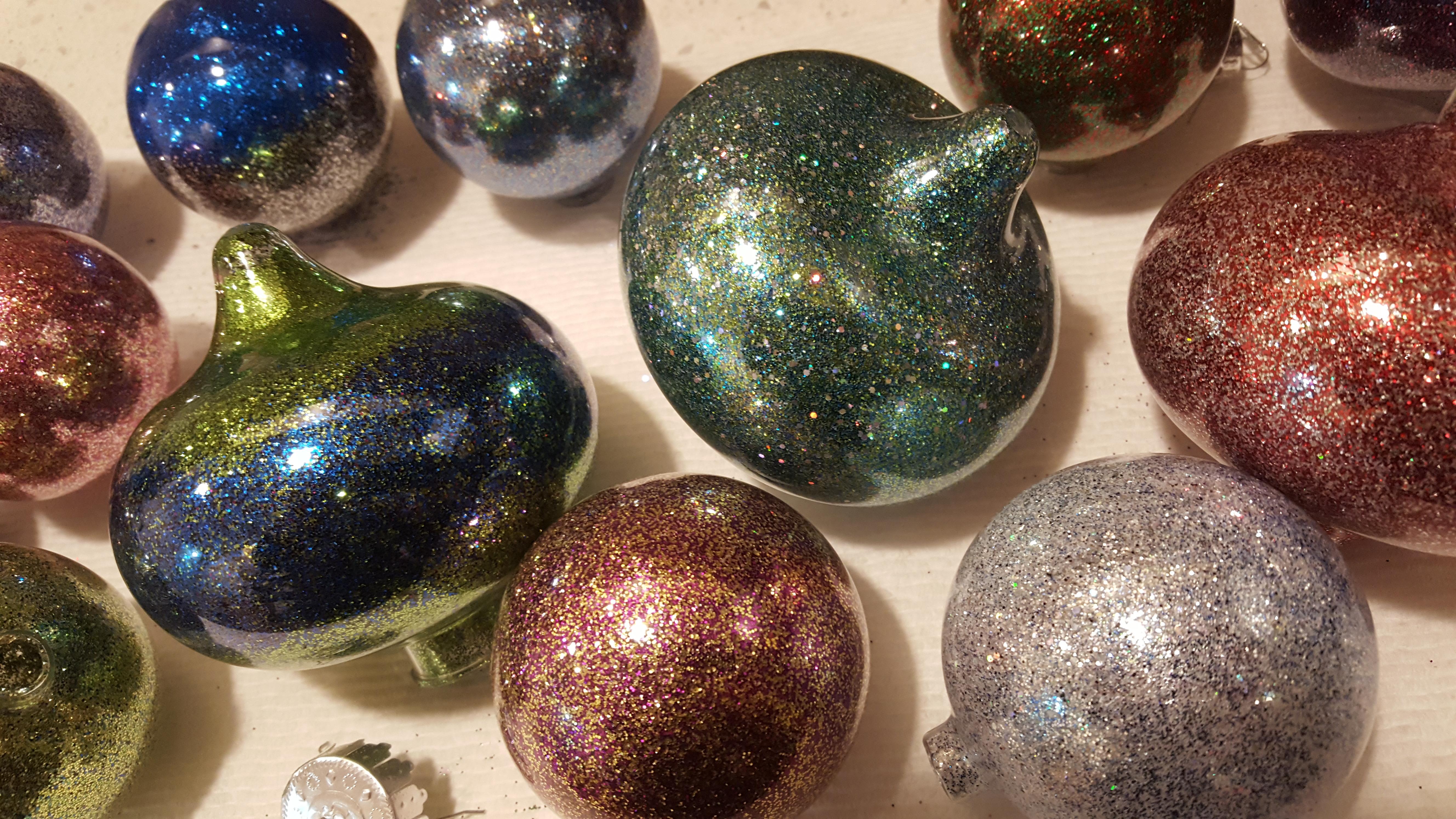 DIY glitter balls! r/christmas