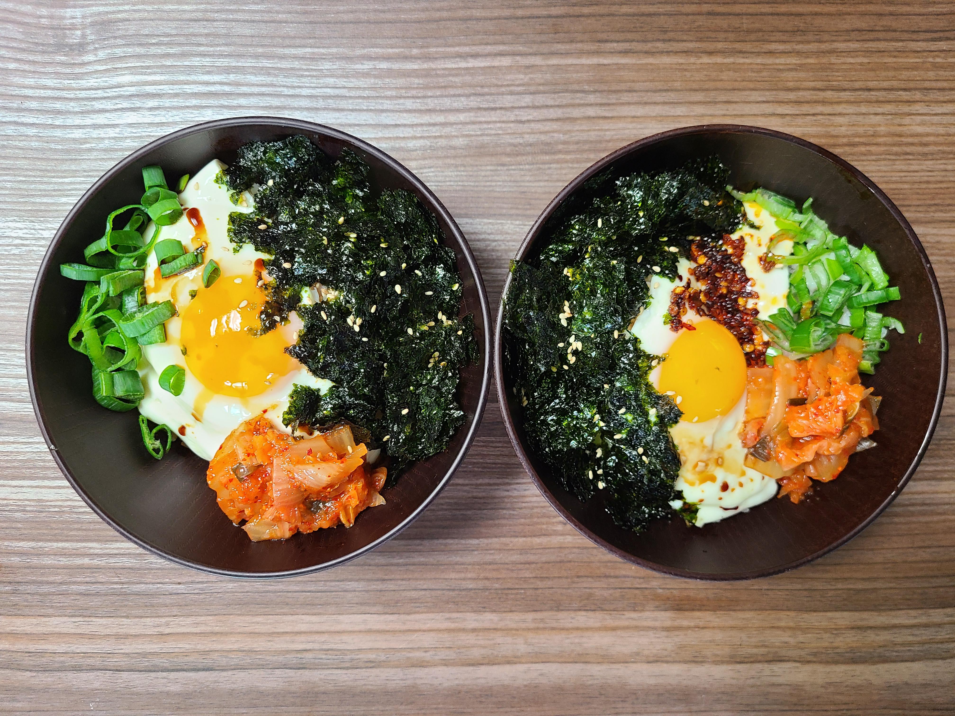 I made rice bowls with egg, toasted sesame seaweed, green onion, kimchi