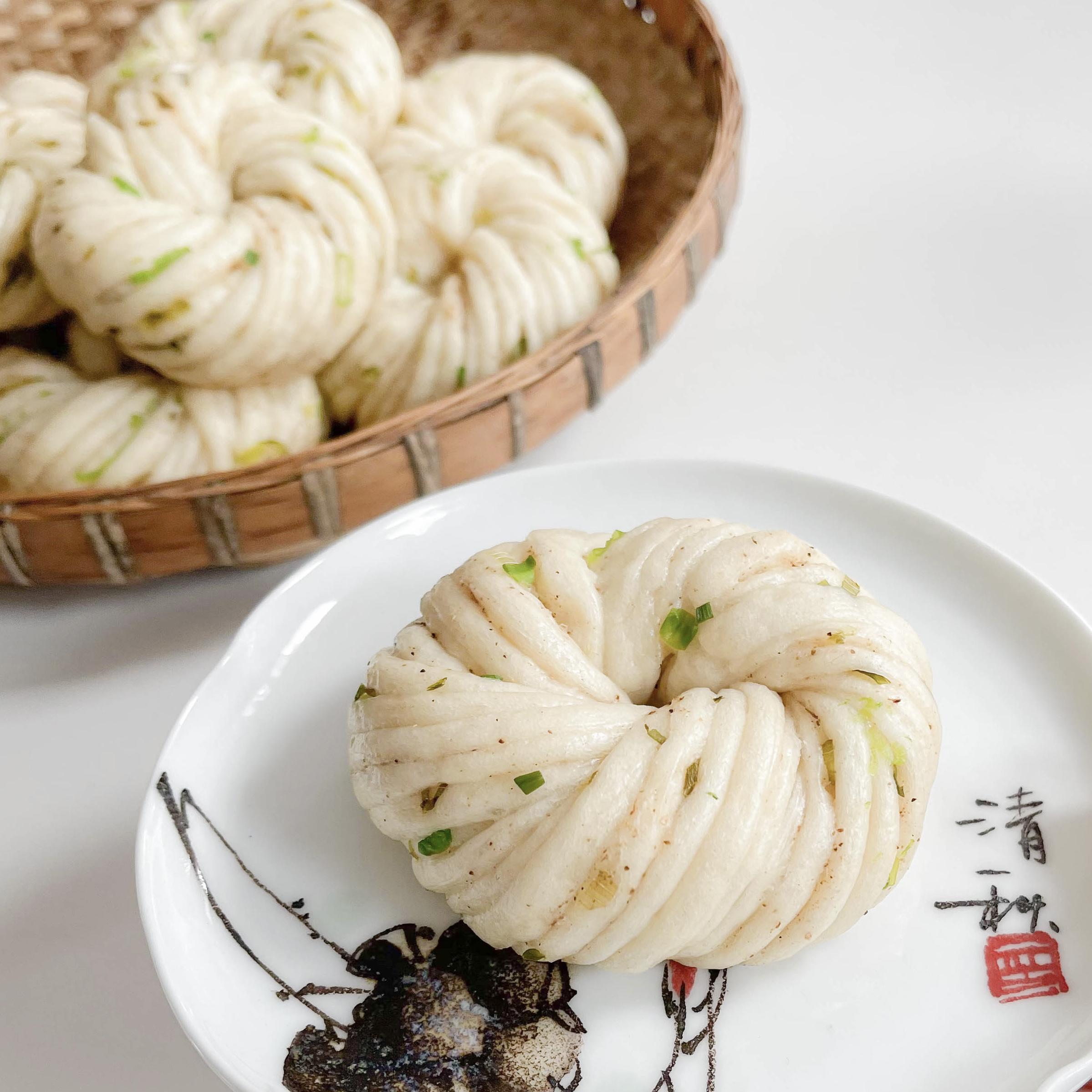 葱油花卷! Hua Juan Steamed scallion flower rolls r/chinesefood