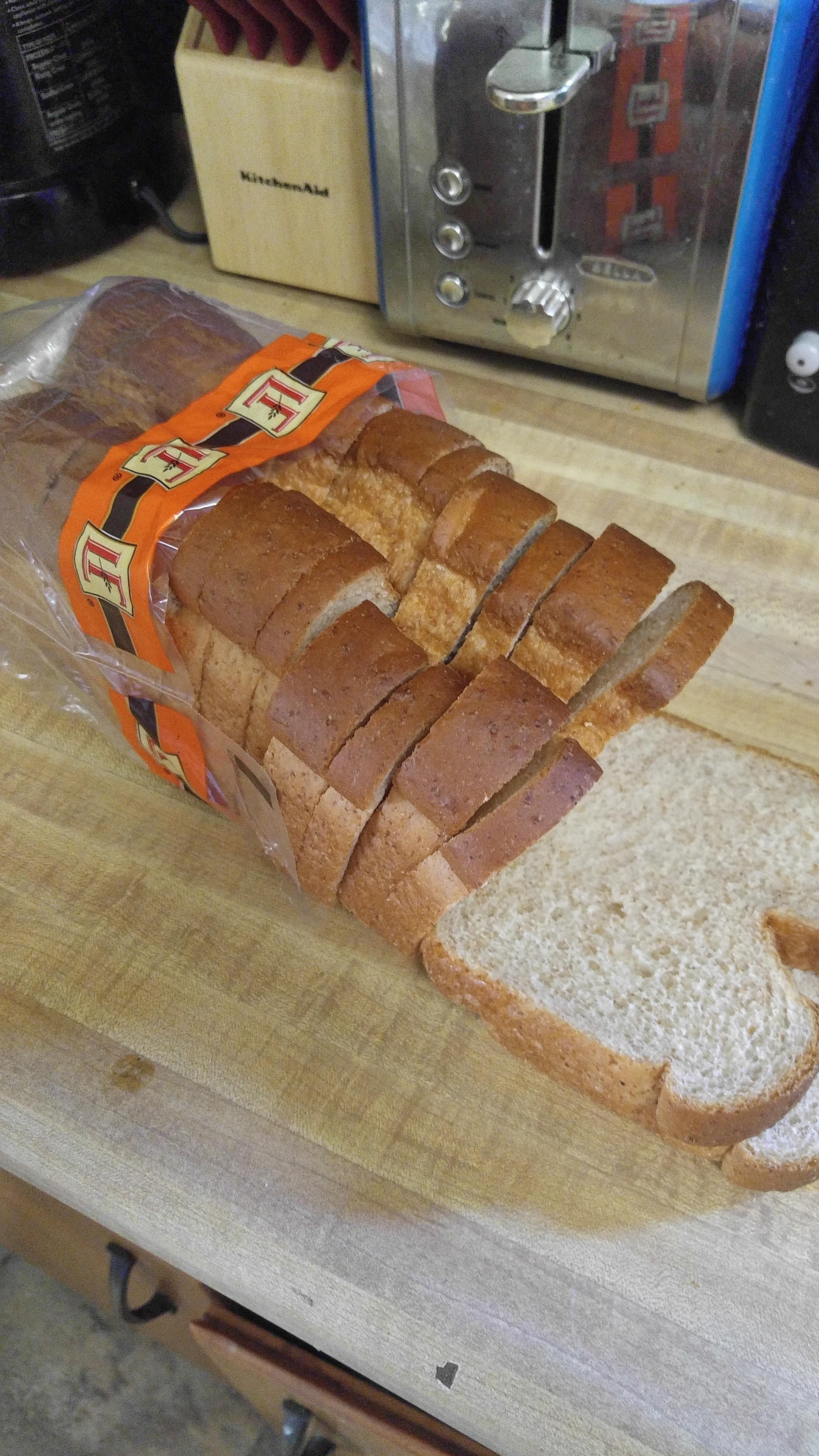 My bread is cut unevenly r/mildlyinteresting
