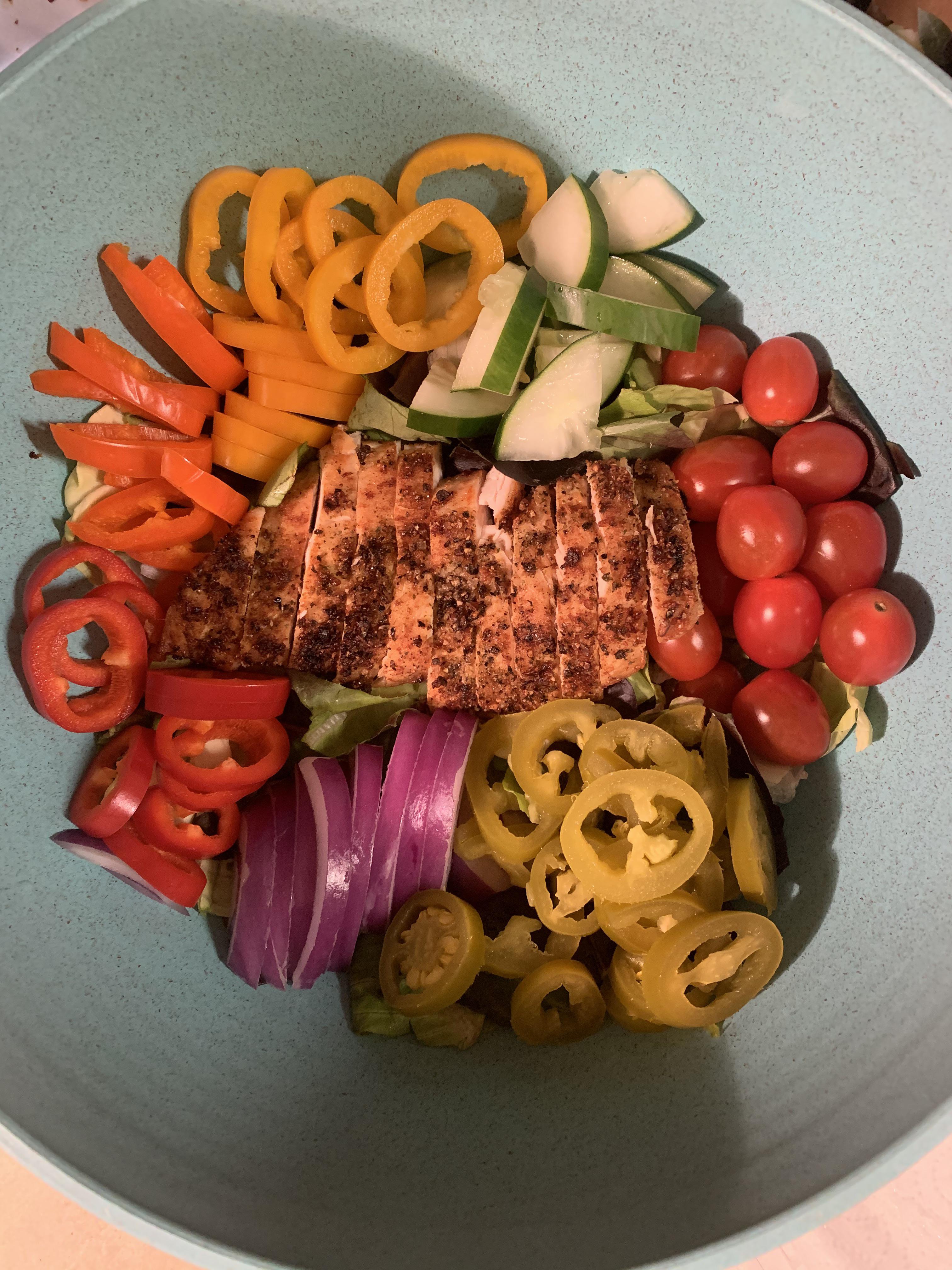[Homemade] Spicy air fryer chicken salad with tomatoes, cucumbers, red onions, sweet peppers and