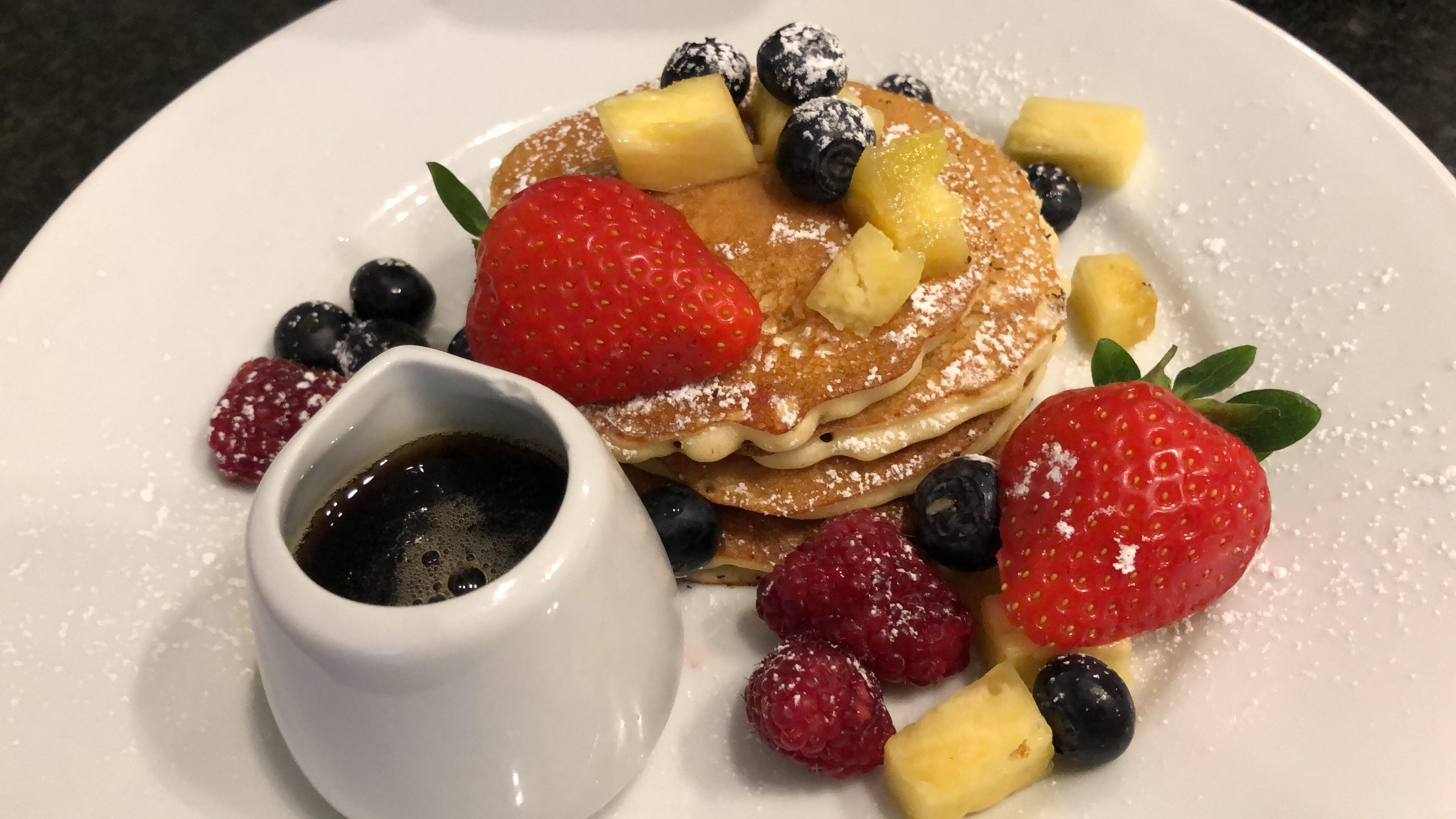 Pancakes & Fruit with maple syrup 🥞🥞 r/FoodPorn