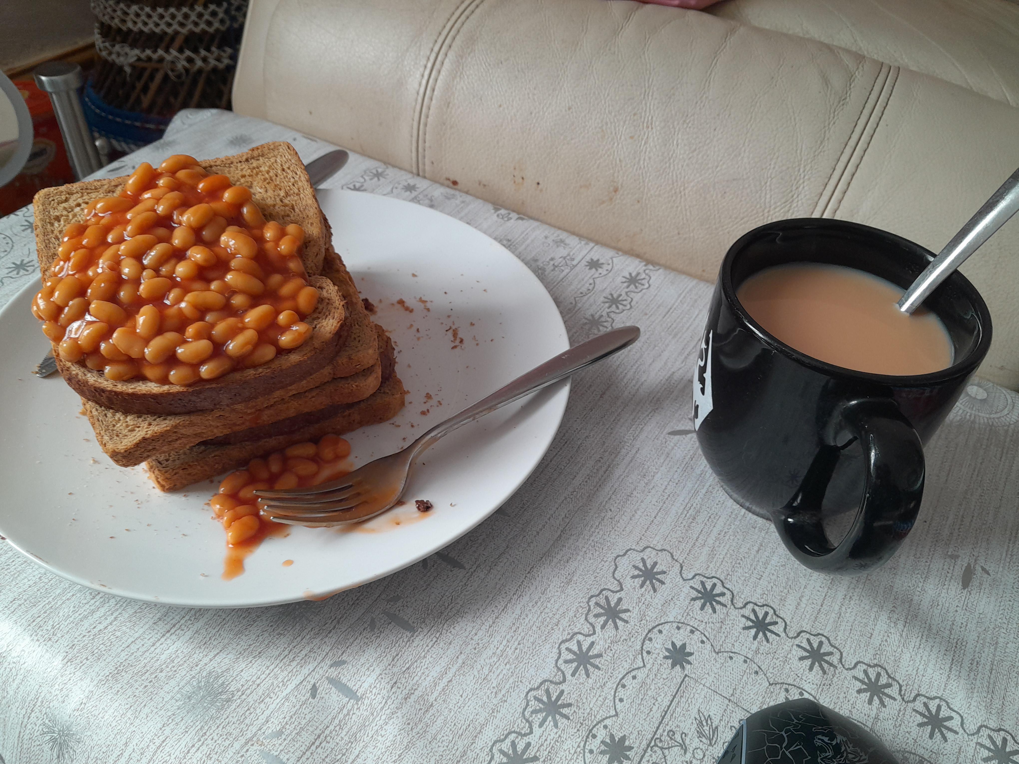 Is this the correct way to eat beans on toast? r/CasualUK