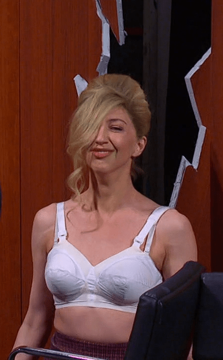 Heidi Gardner's "The globe was supposed to stay on" face : r