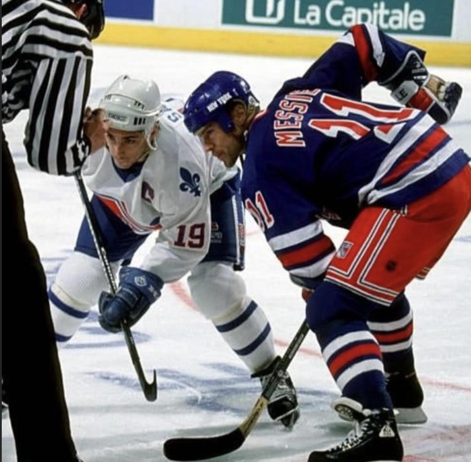 At the faceoff at the Colisée de Québec, Jos Sakic Nordiques de Québec