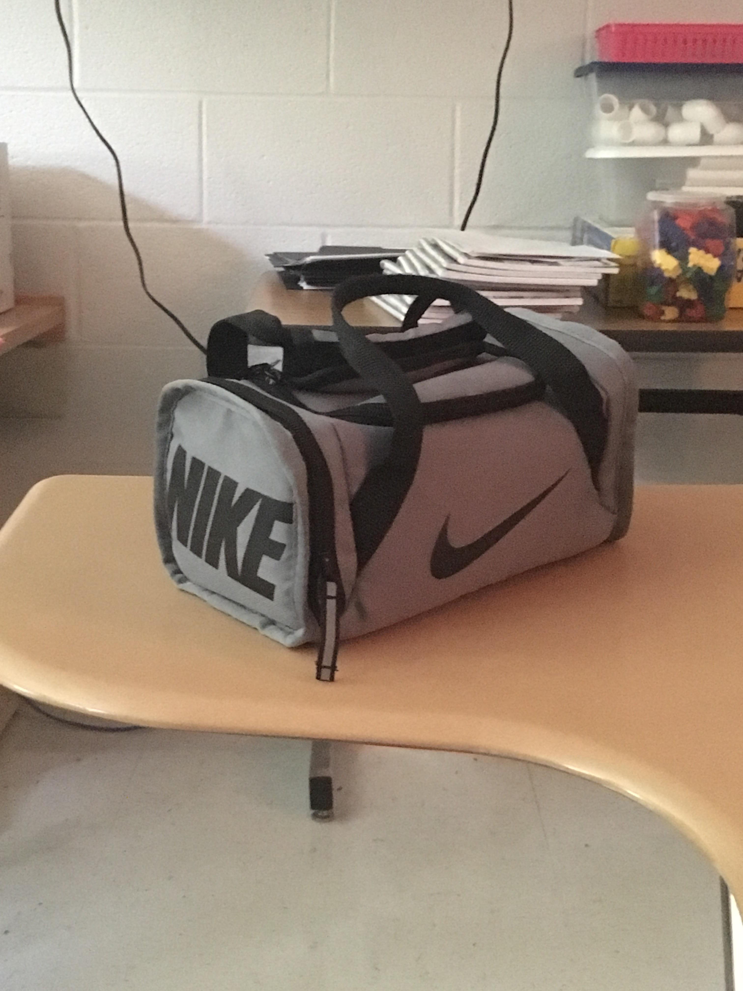This Nike Lunchbox looks like a mini dufflebag r/mildlyinteresting